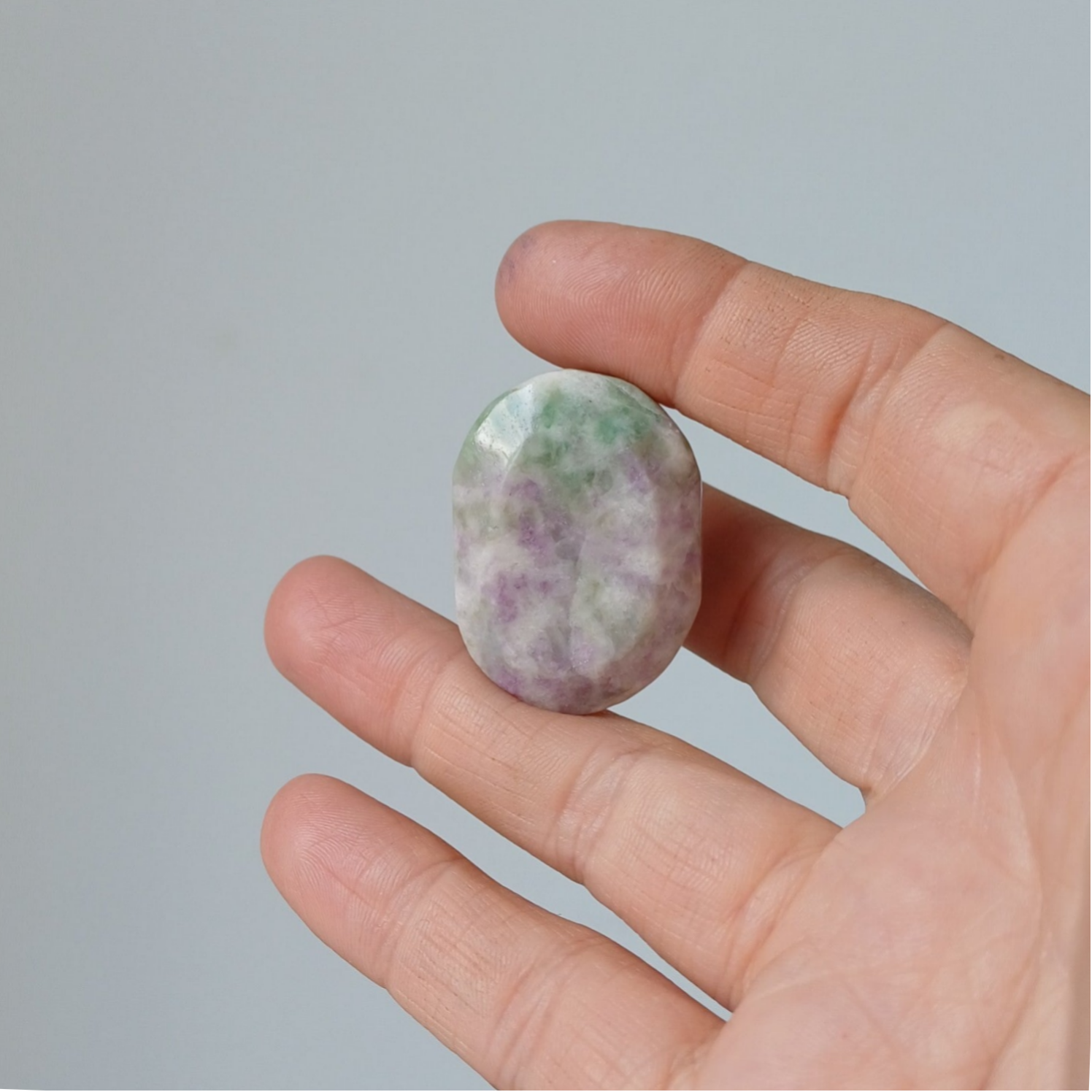 Hackmaniet handsteen met uv-reactie