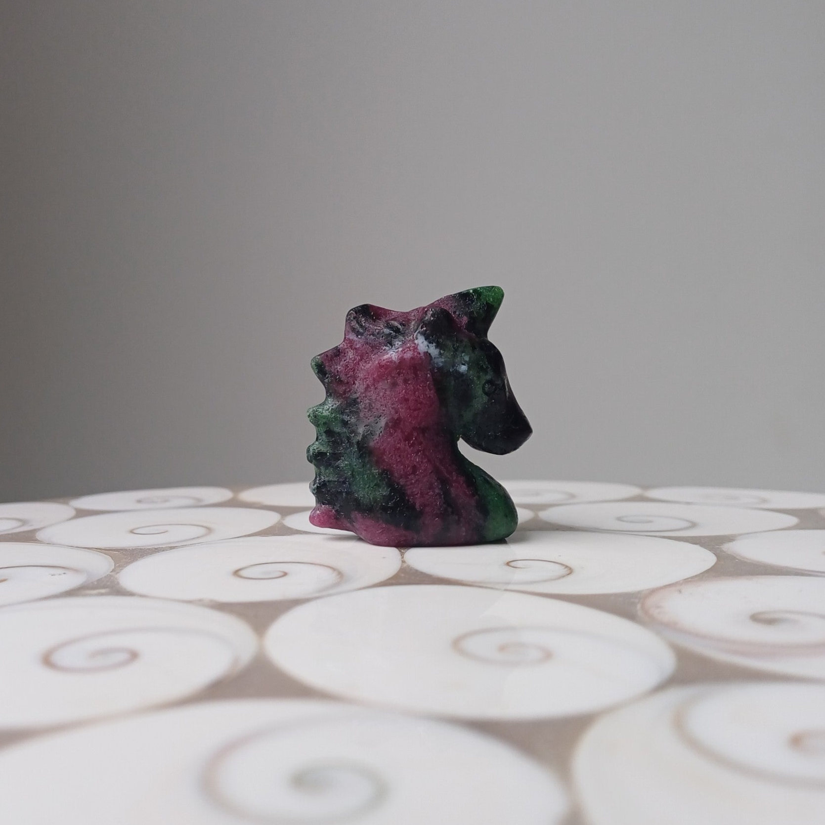 Robijn in zoisiet carving (unicorn)