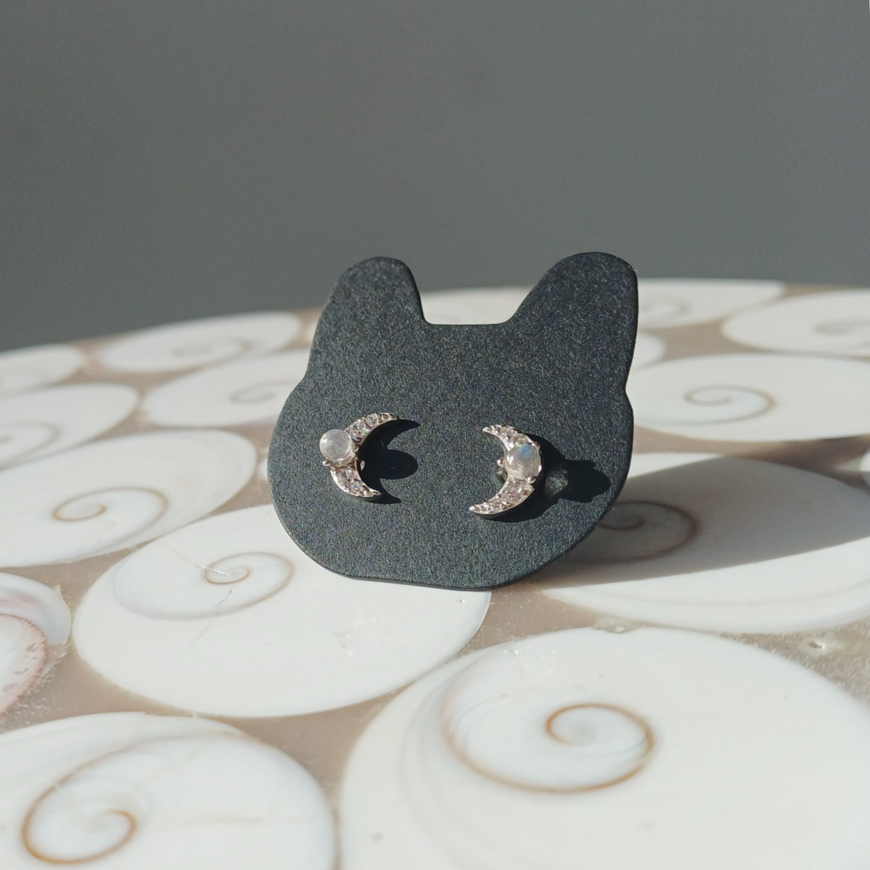 Zilveren maansteen maan oorknopjes (s925)