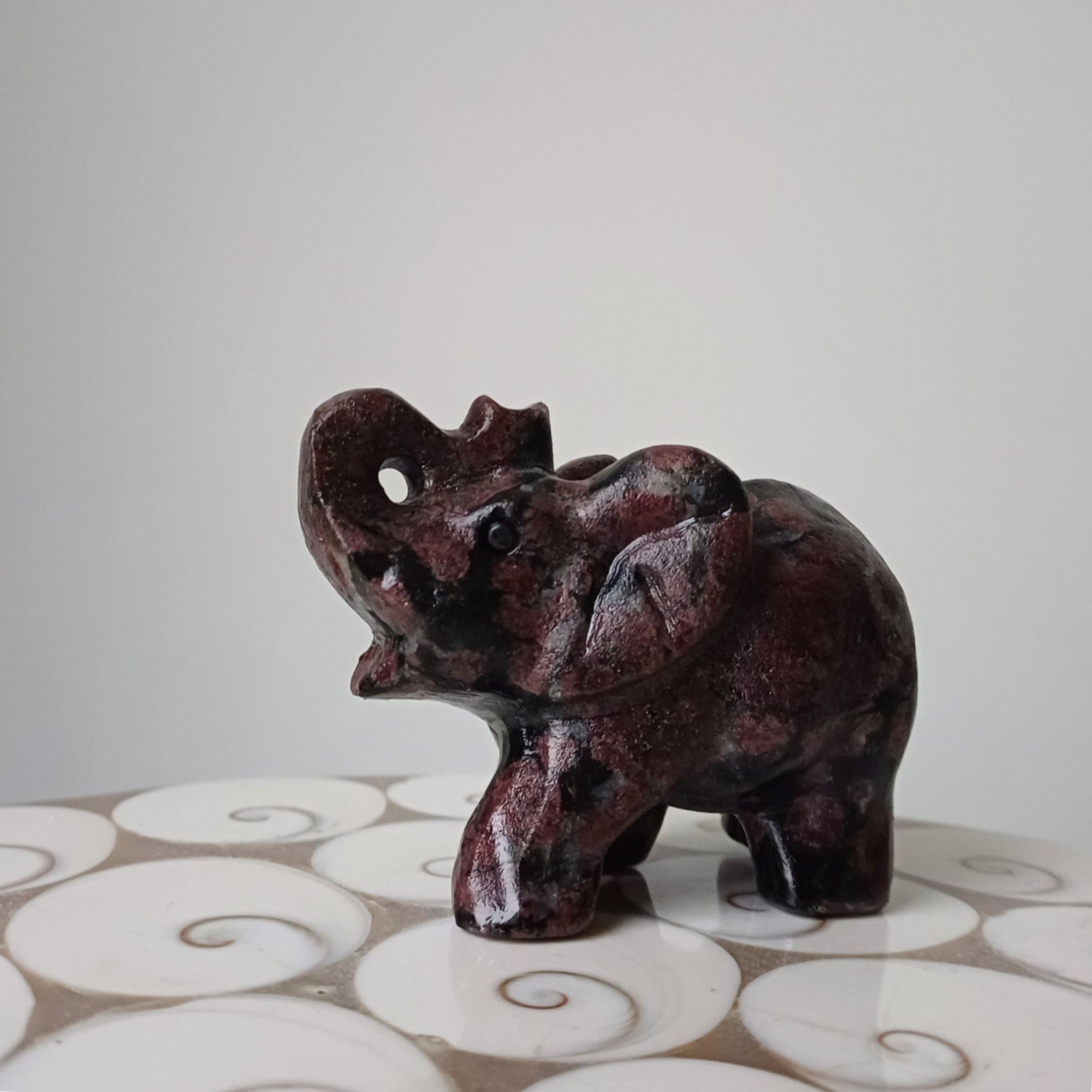 Granaat in arfvedsoniet carving (olifant)