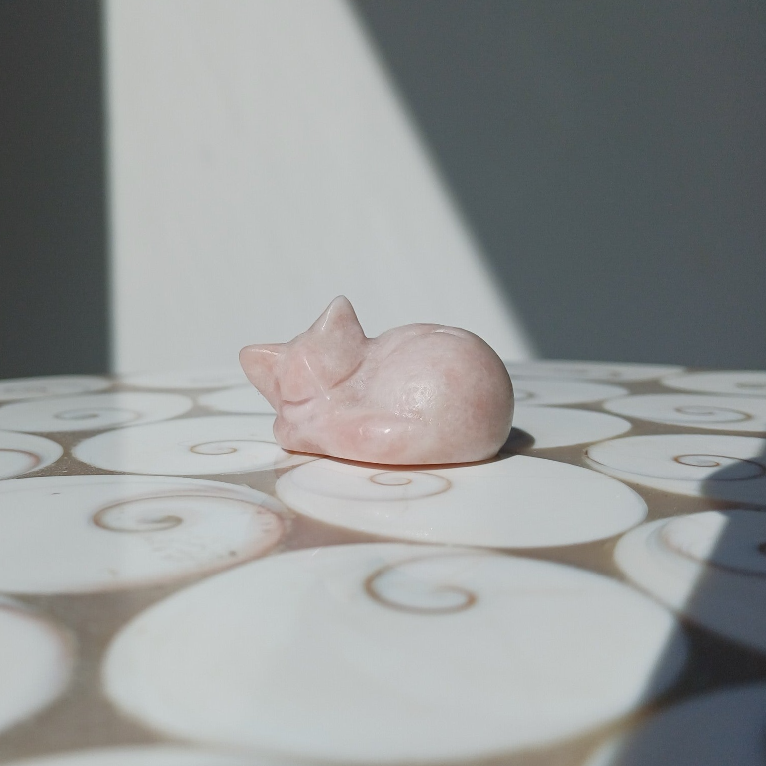 Roze opaal carving (slapende kat)