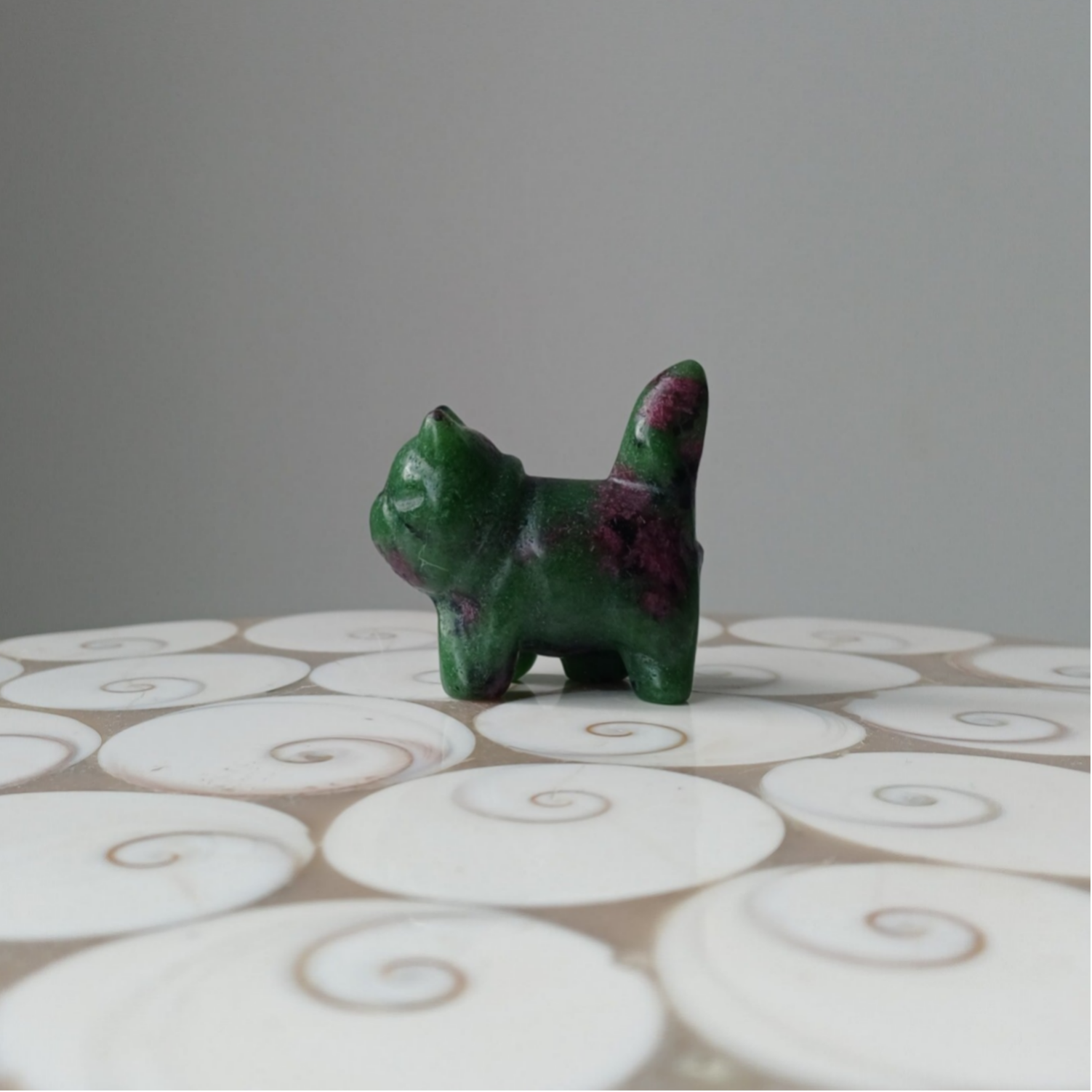 Robijn in zoisiet carving (mister cat)