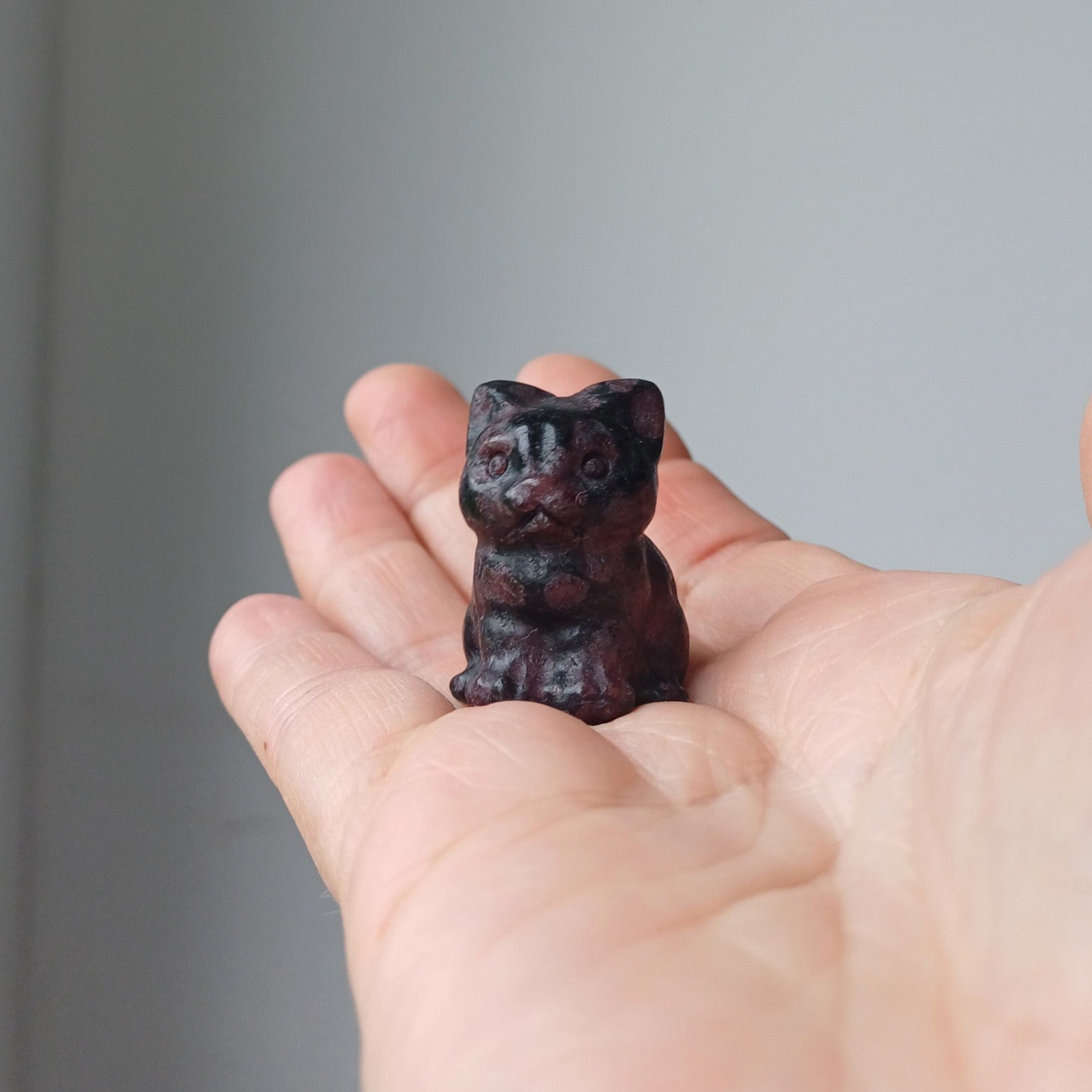 Granaat in arfvedsoniet carving (kat)