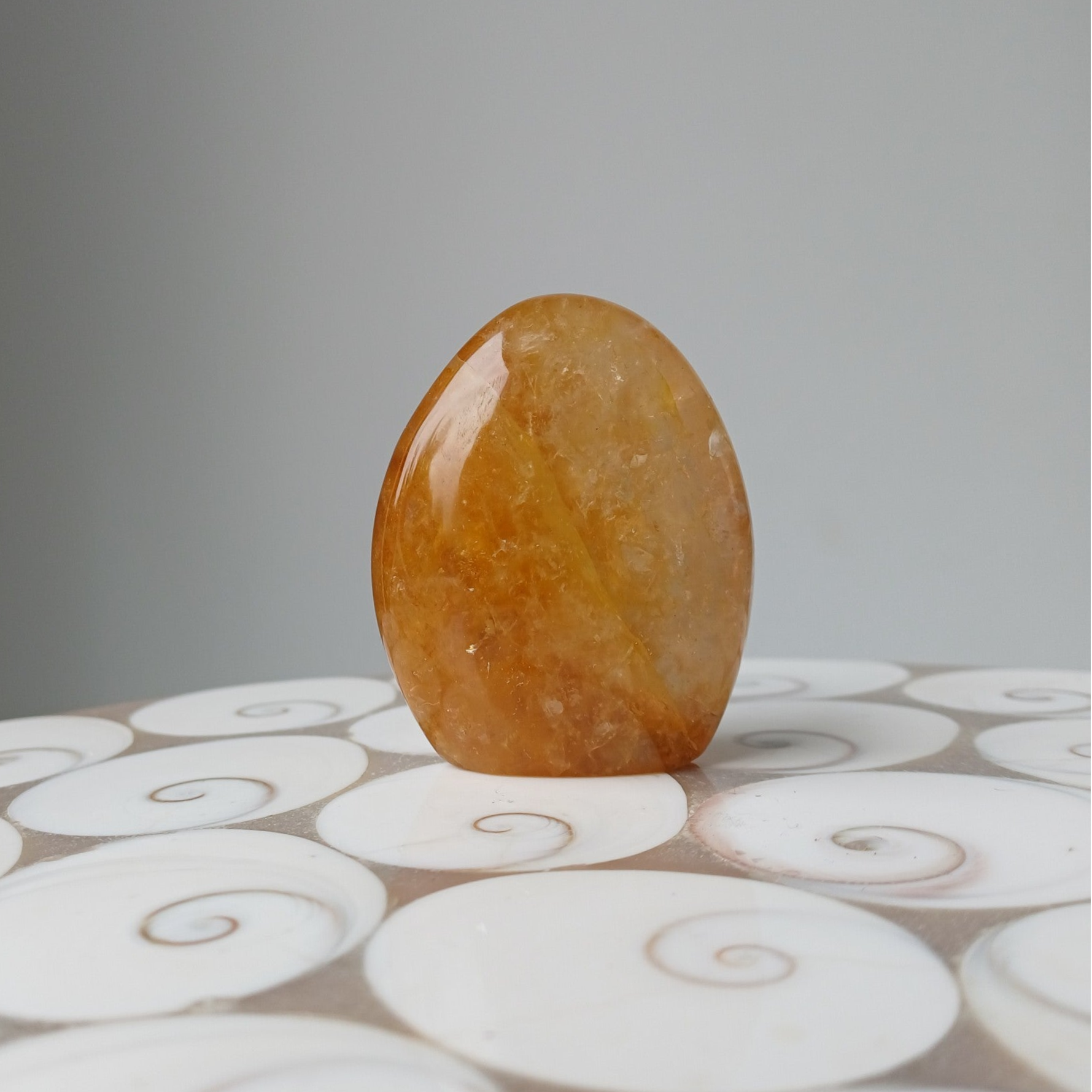 Golden healer sculptuur