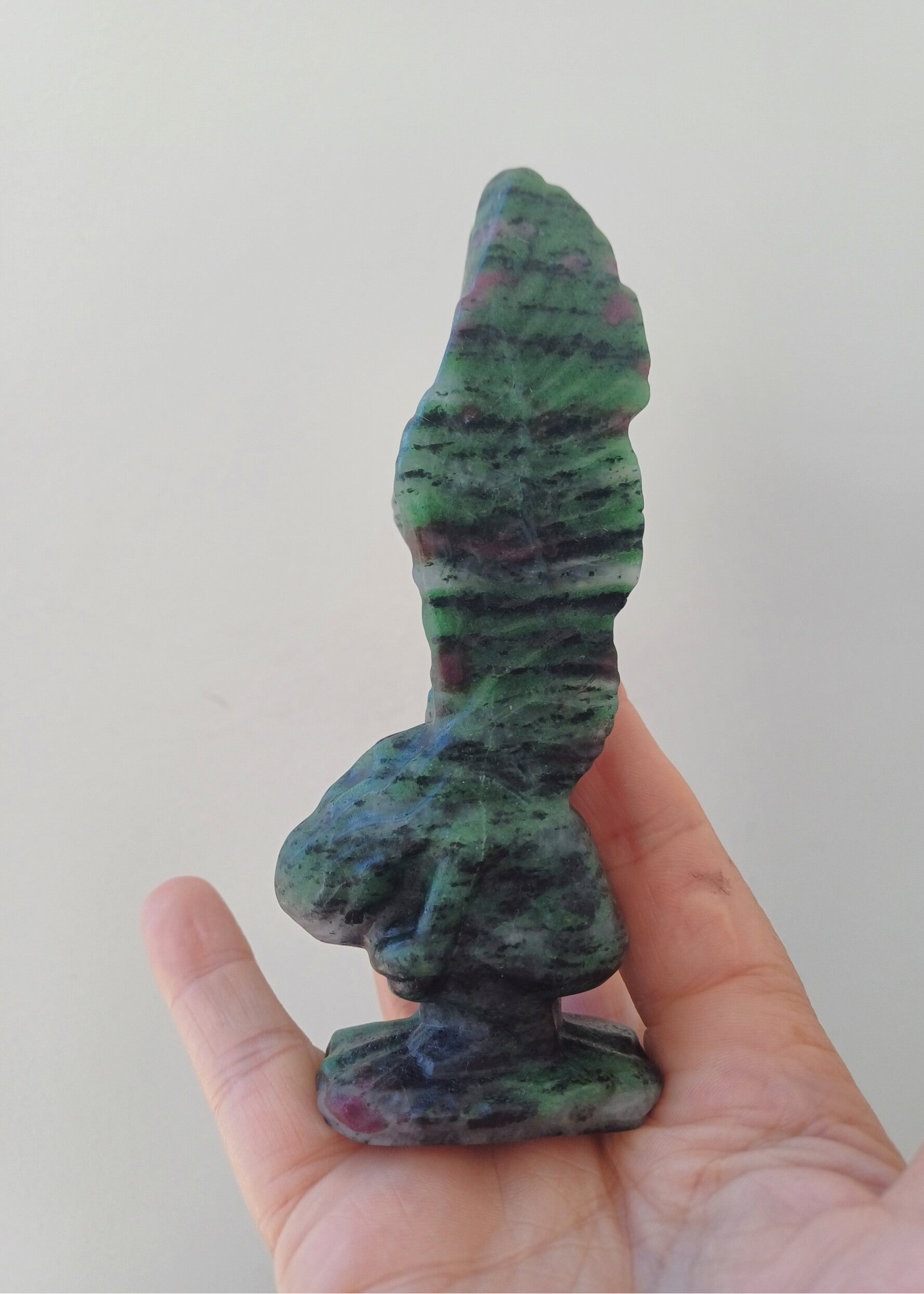 Robijn in zoisiet carving (engel)