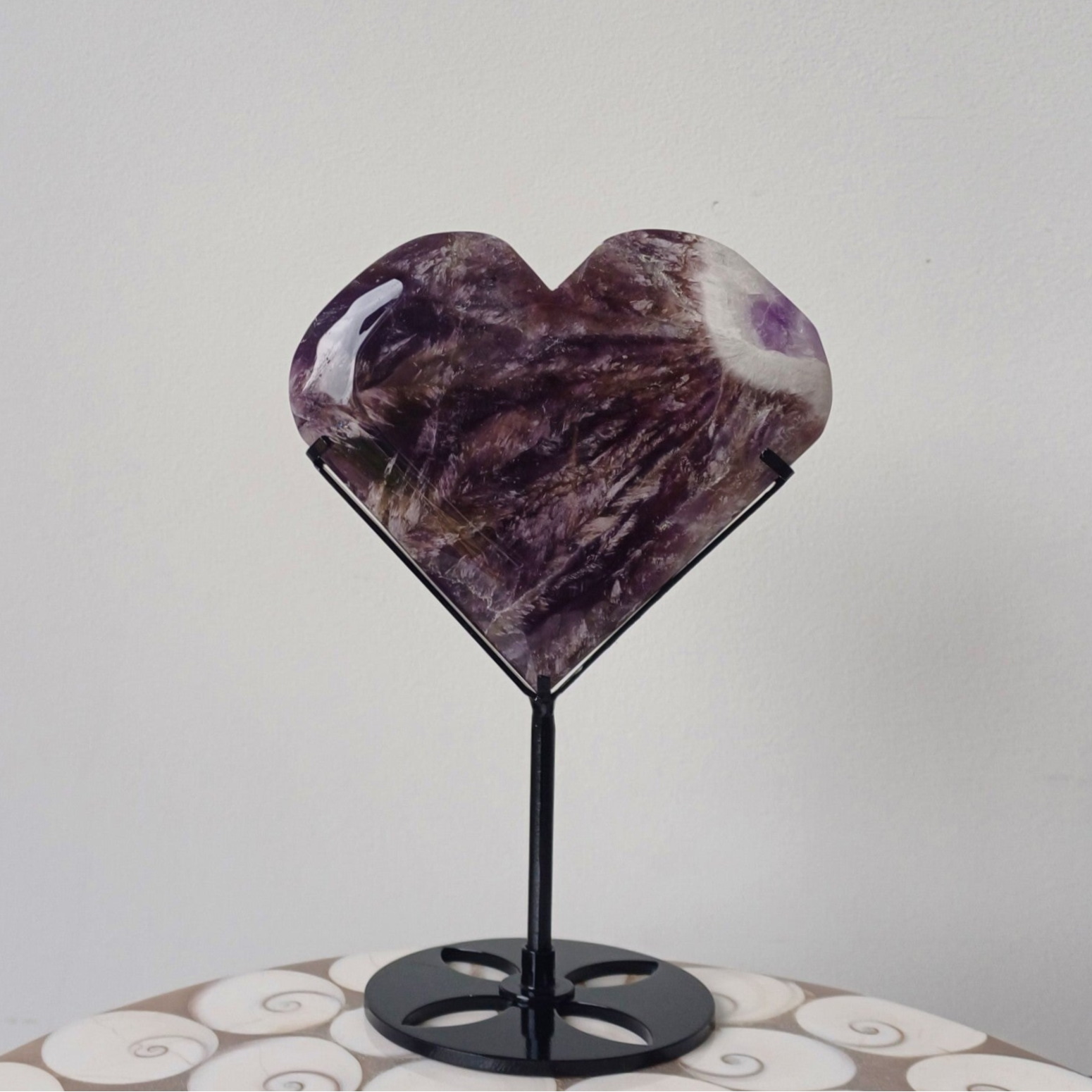 Chevron amethist hart op zwarte standaard