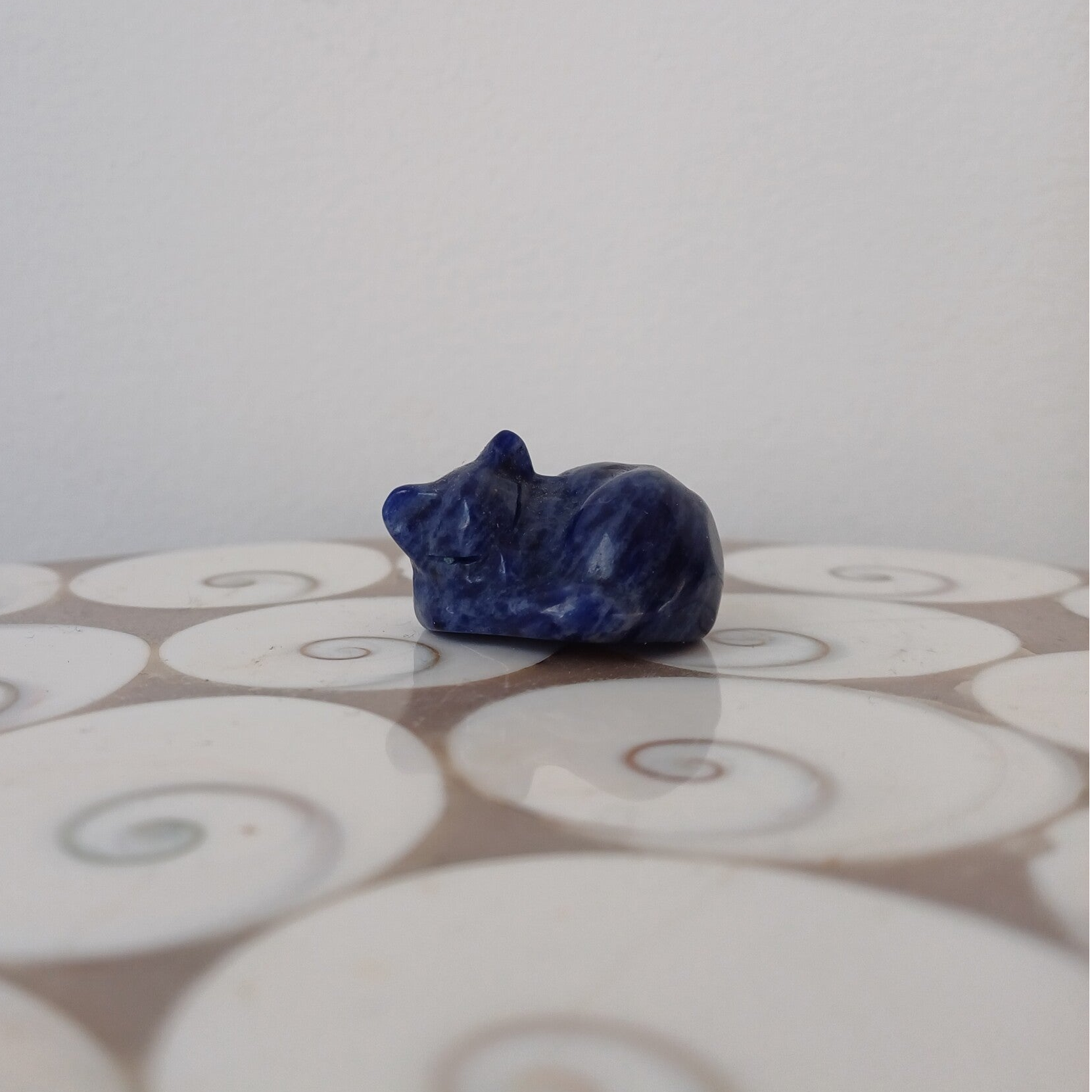 Sodaliet carving (slapende kat)