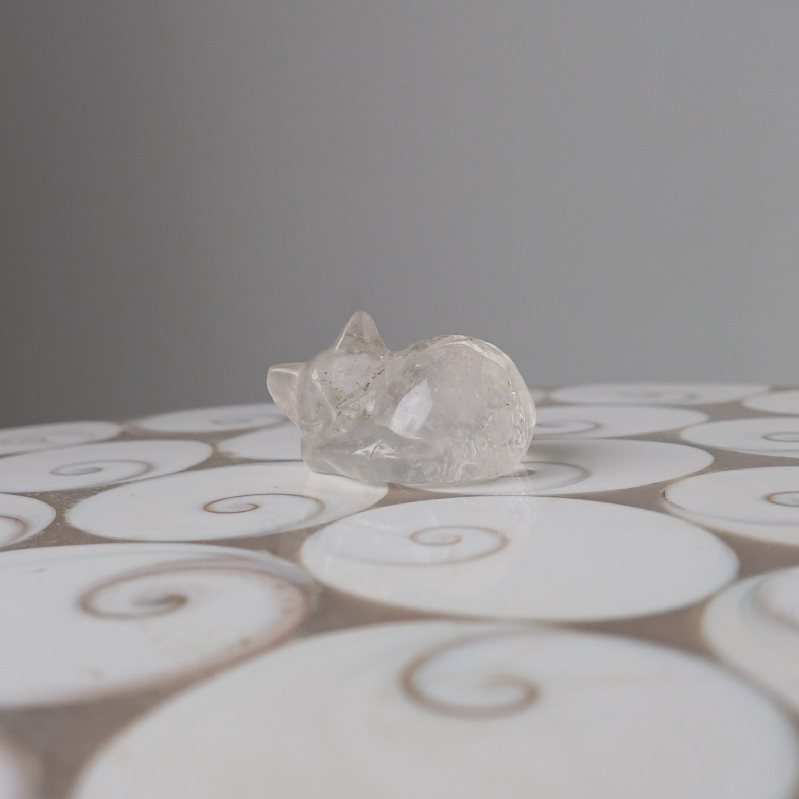 Bergkristal carving (slapende kat)