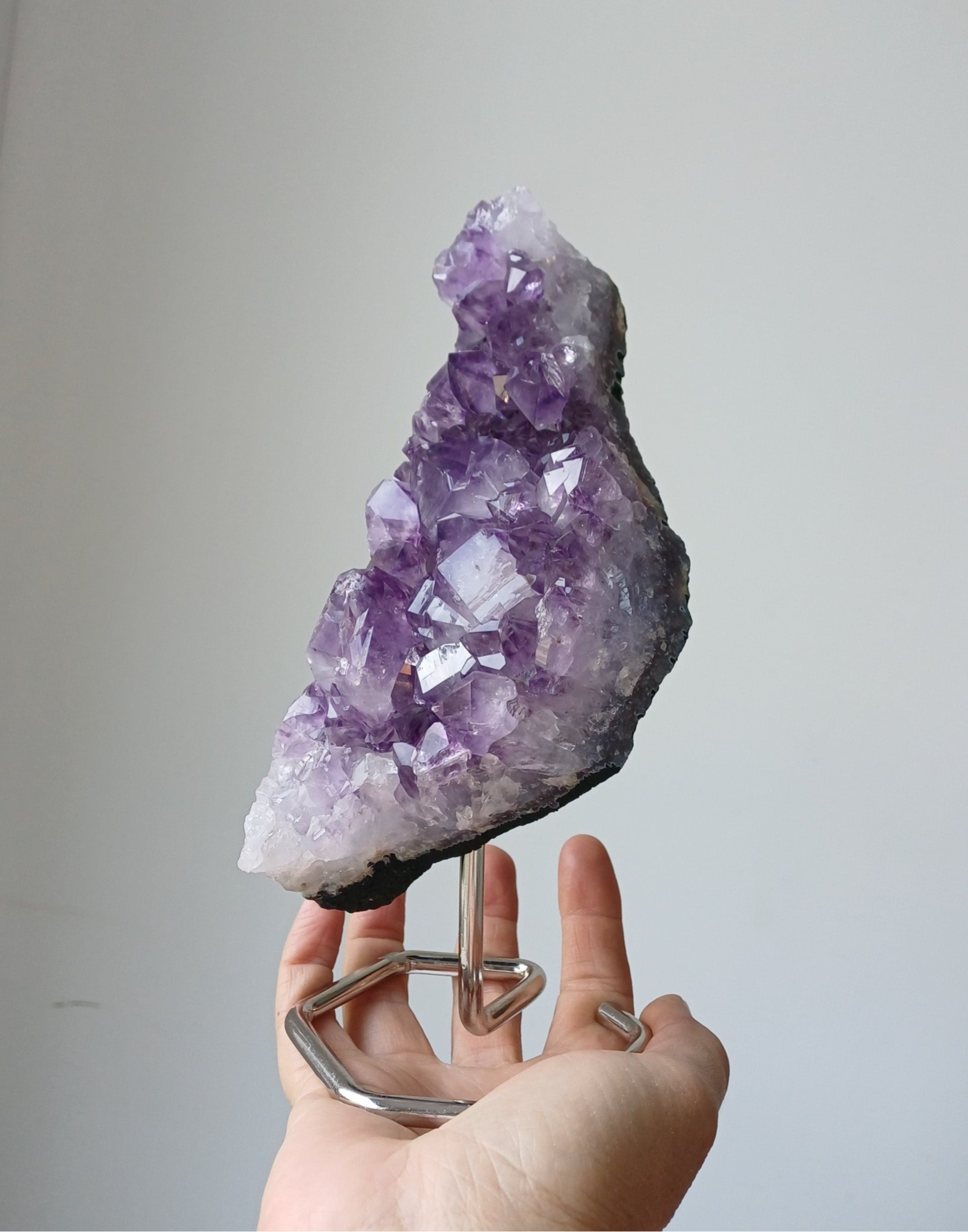 Amethist cluster op zilverkleurige standaard