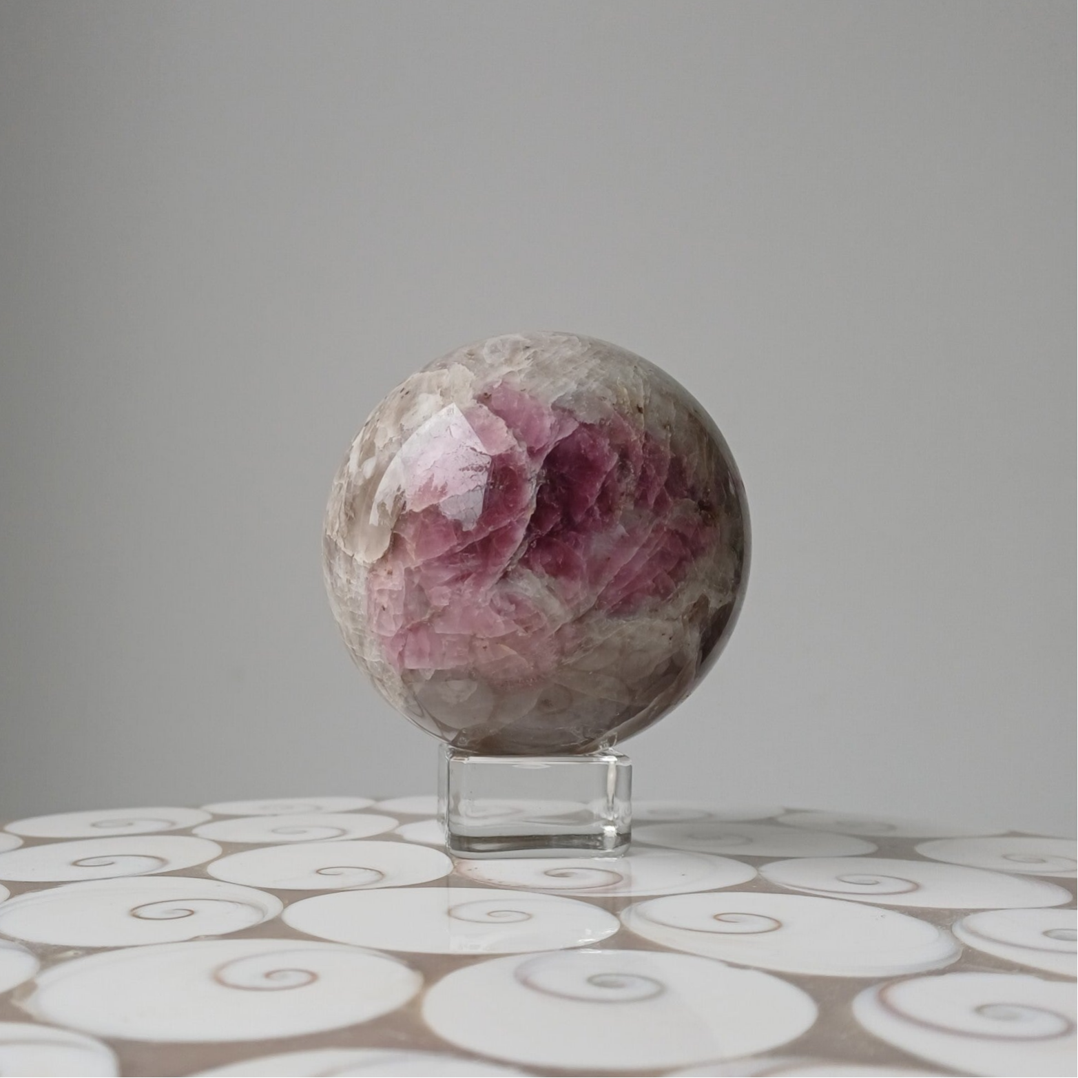 Roze toermalijn in rookkwarts bol