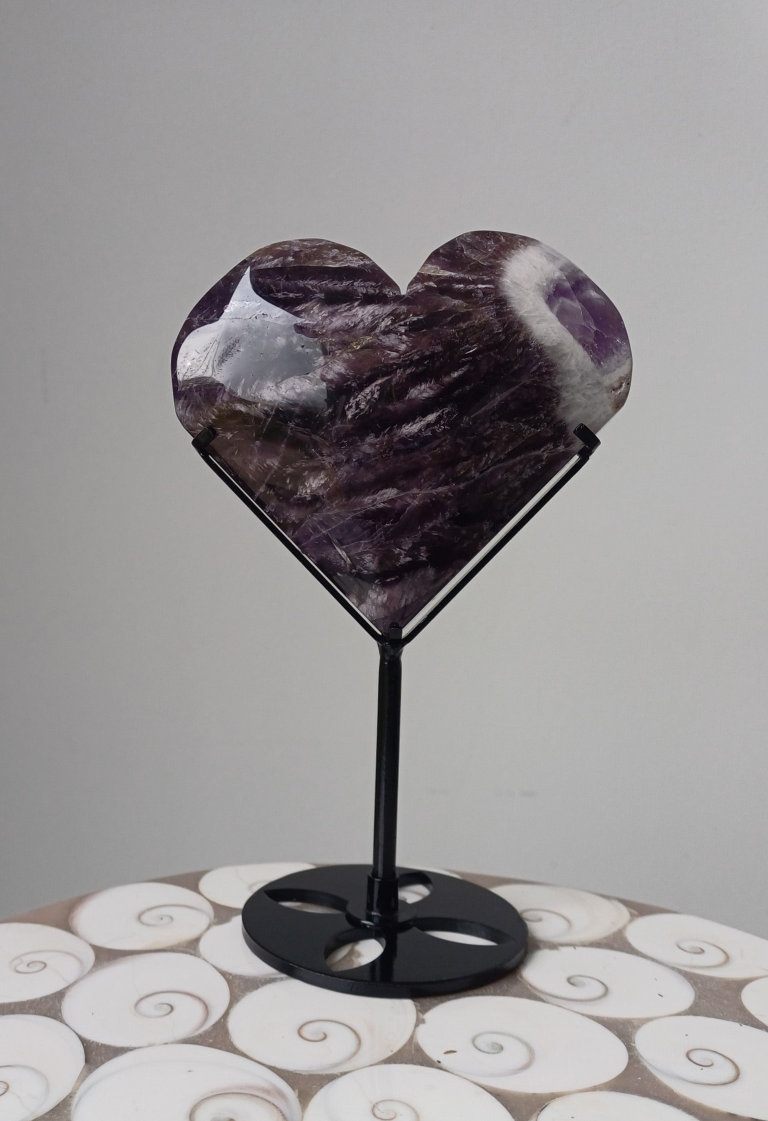 Chevron amethist hart op zwarte standaard