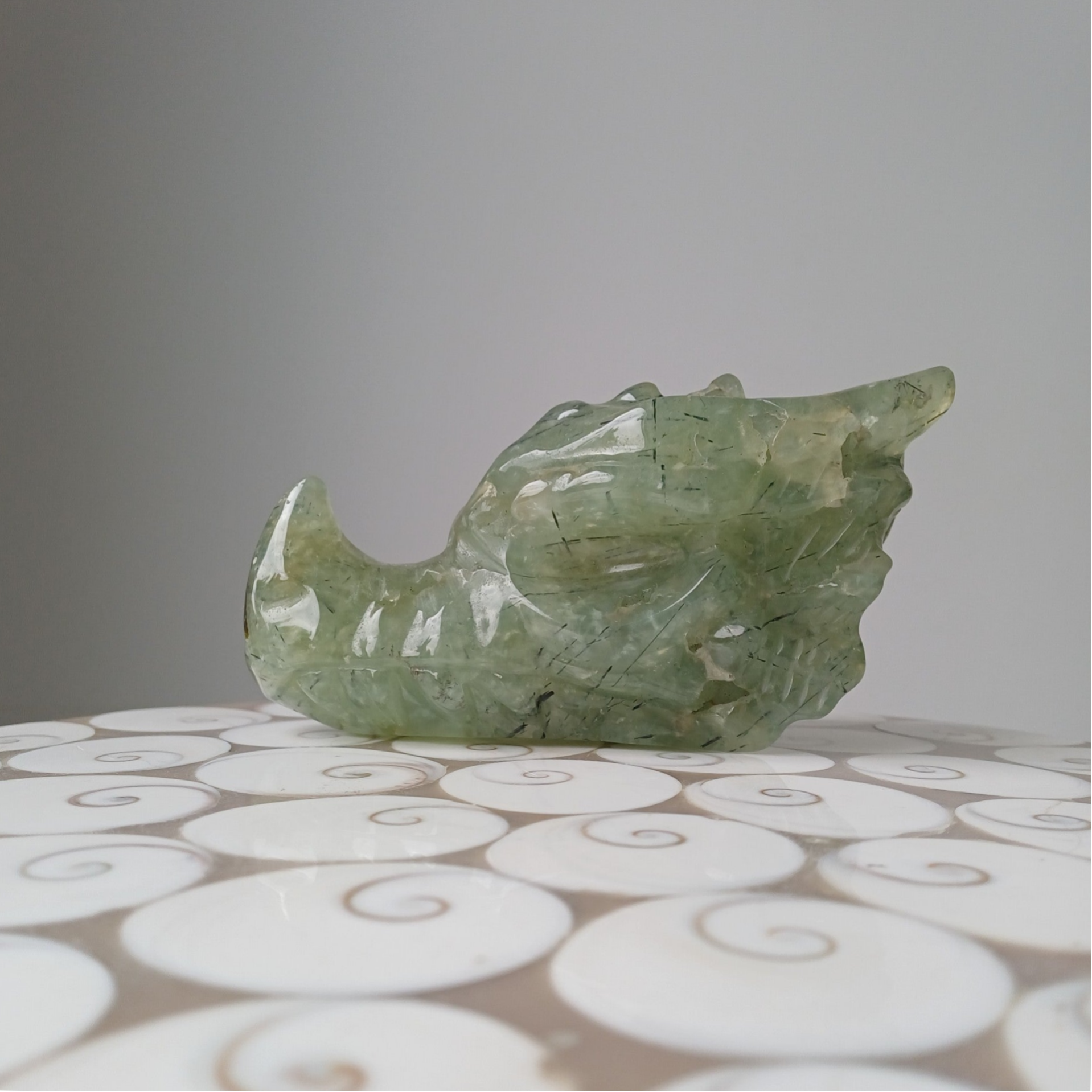 Prehniet carving (drakenschedel)