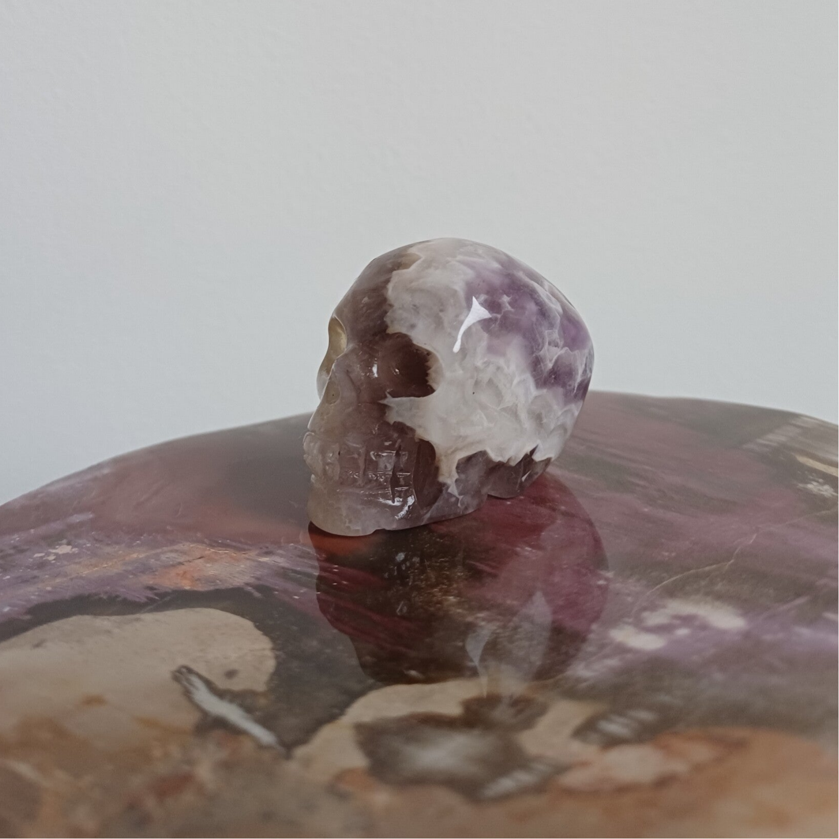 Agaat met amethist  carving (skull)