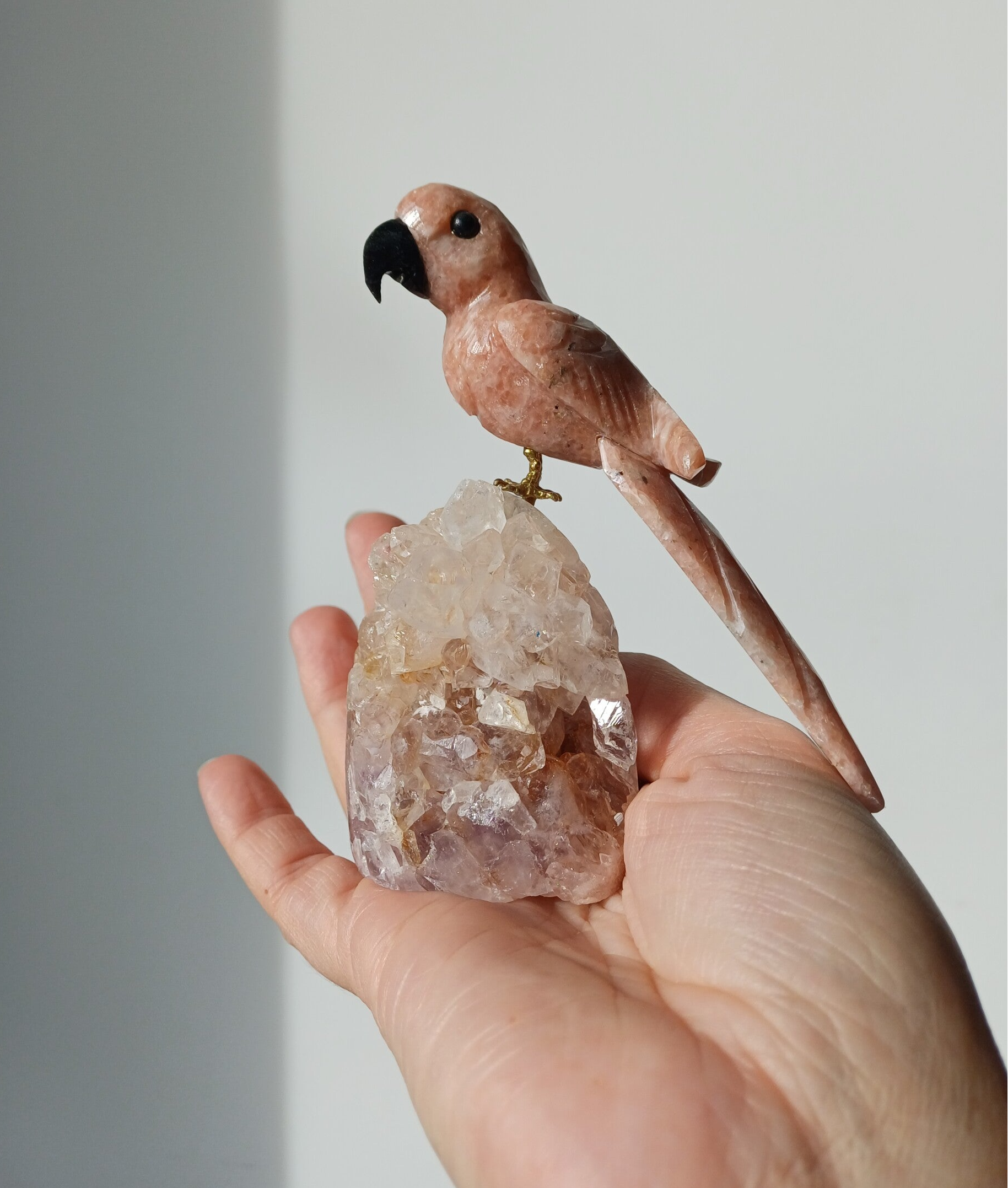 Roze amethist sculptuur met jaspis papegaai