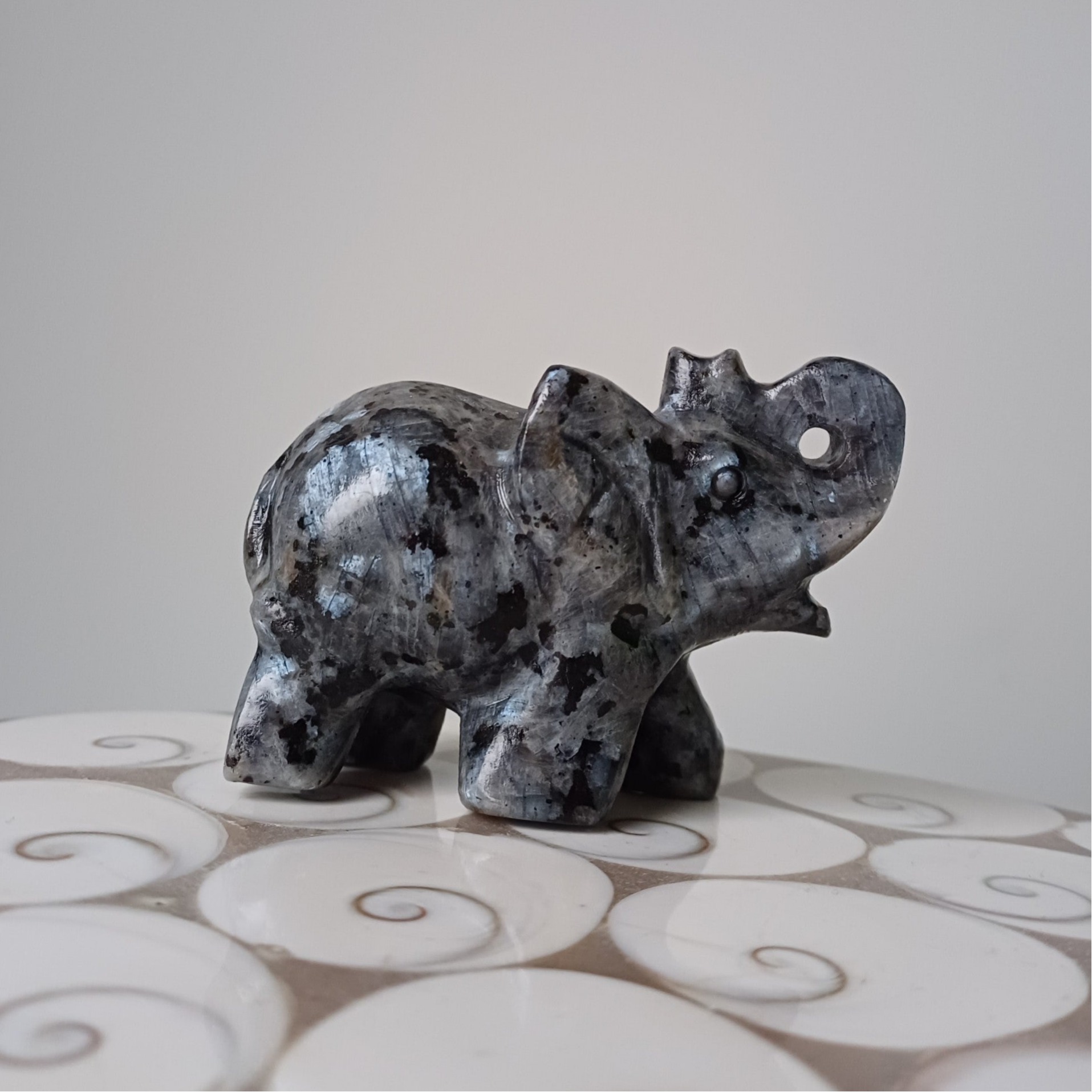 Larvikiet carving (olifant)