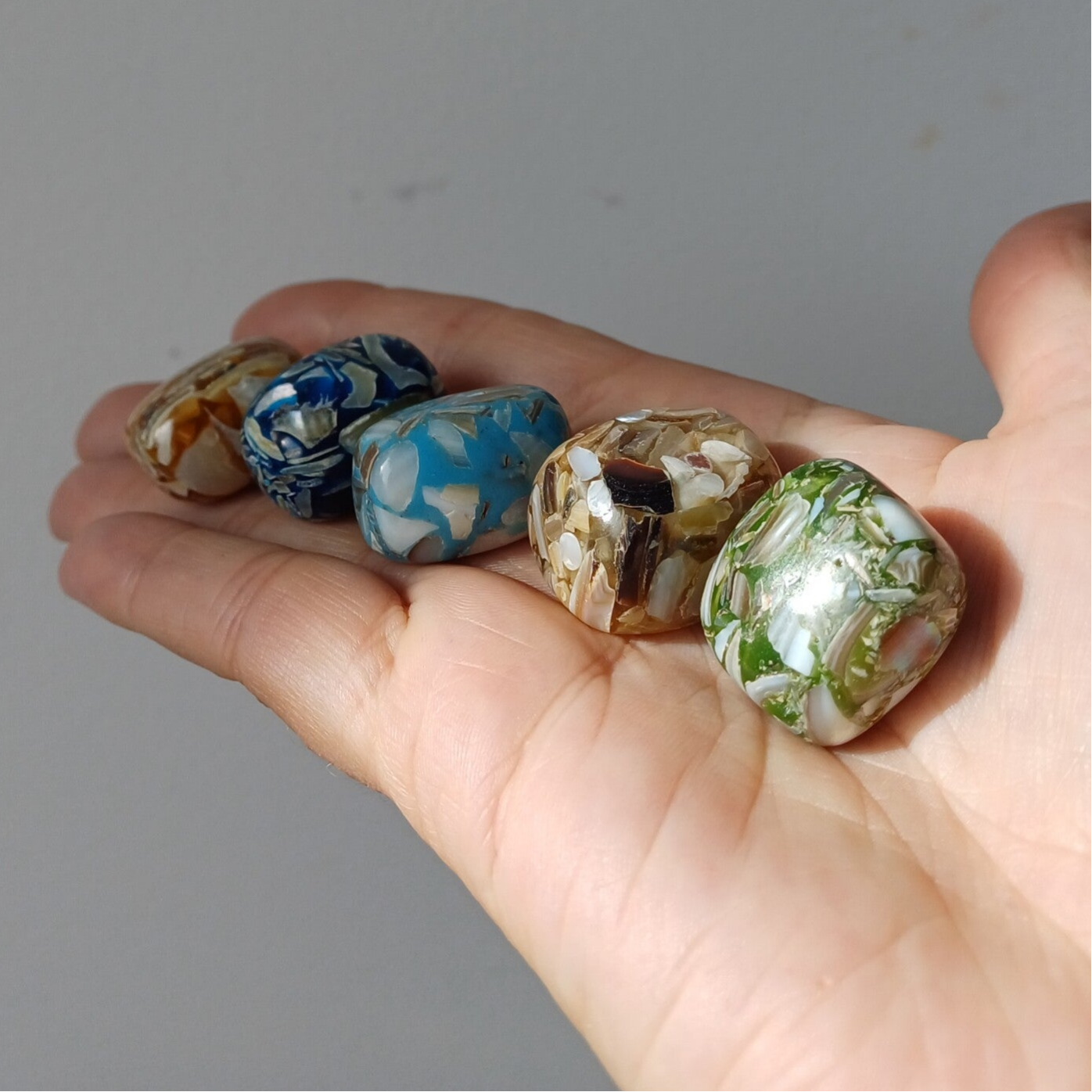 Schelp met parelmoer knuffelstenen (5 stuks)