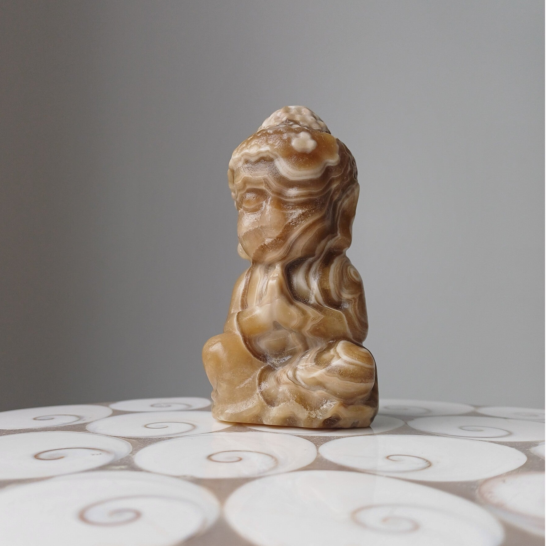 Chocolade calciet met aragoniet carving (Boeddha)