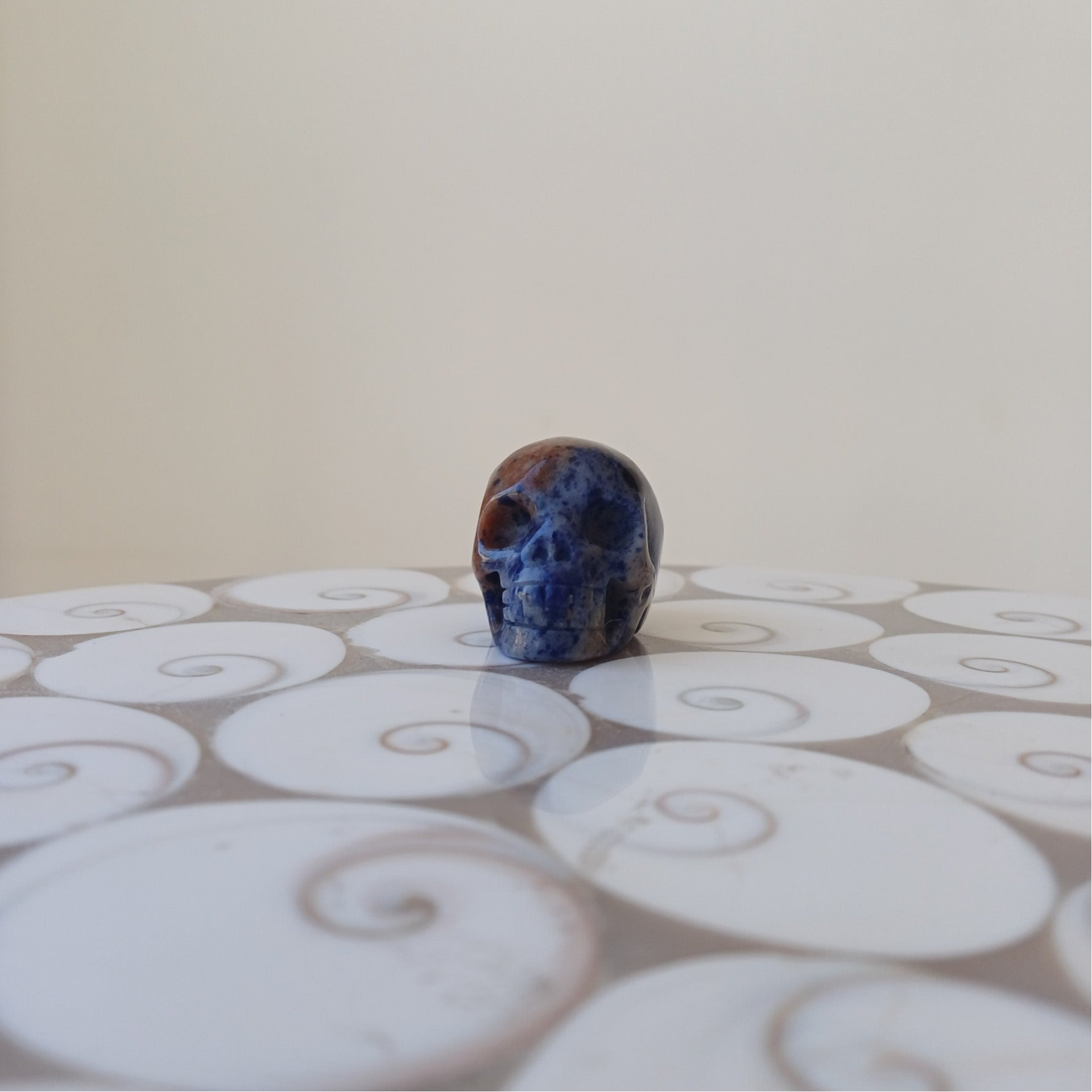 Sodaliet carving (skull)