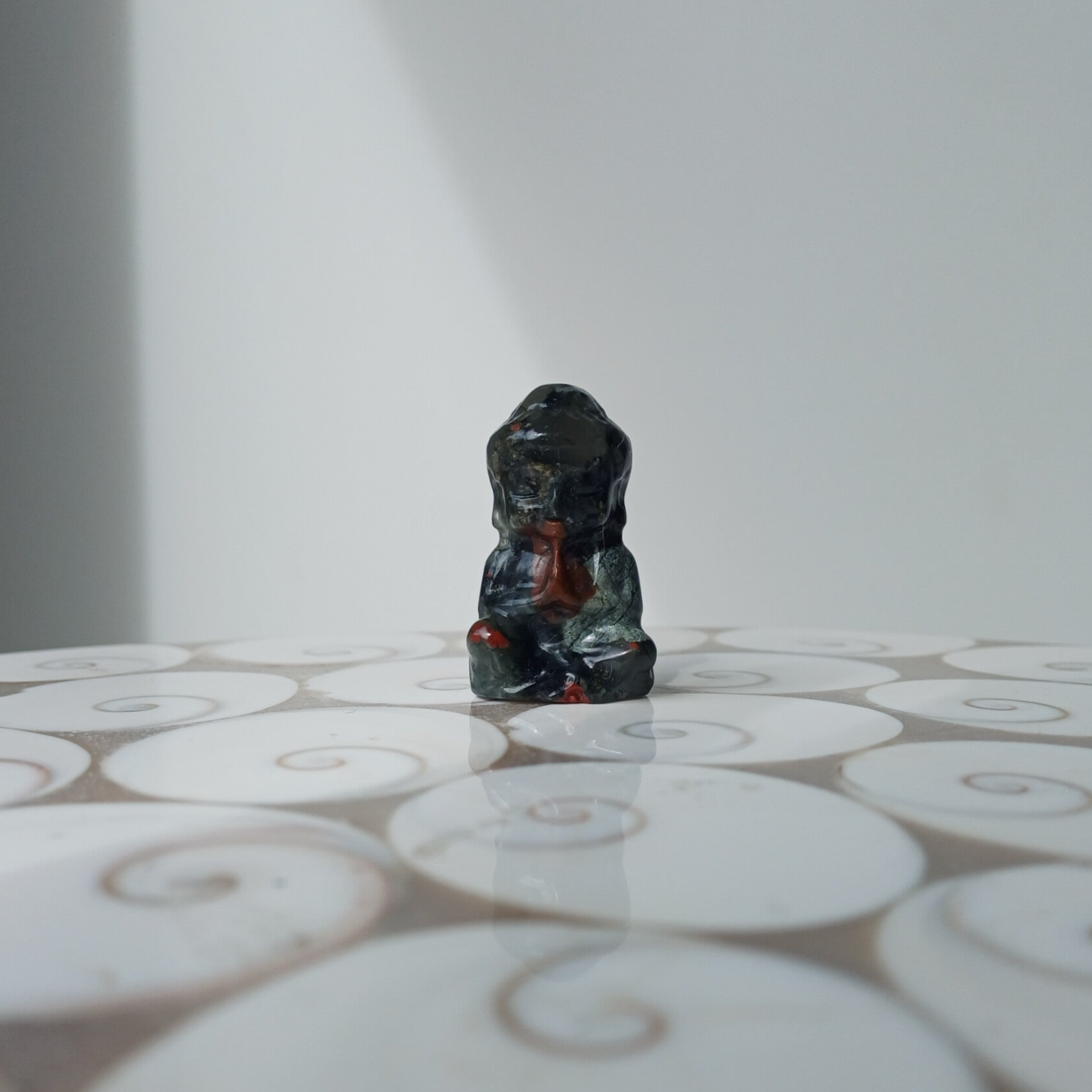 Heliotroop carving (Boeddha)