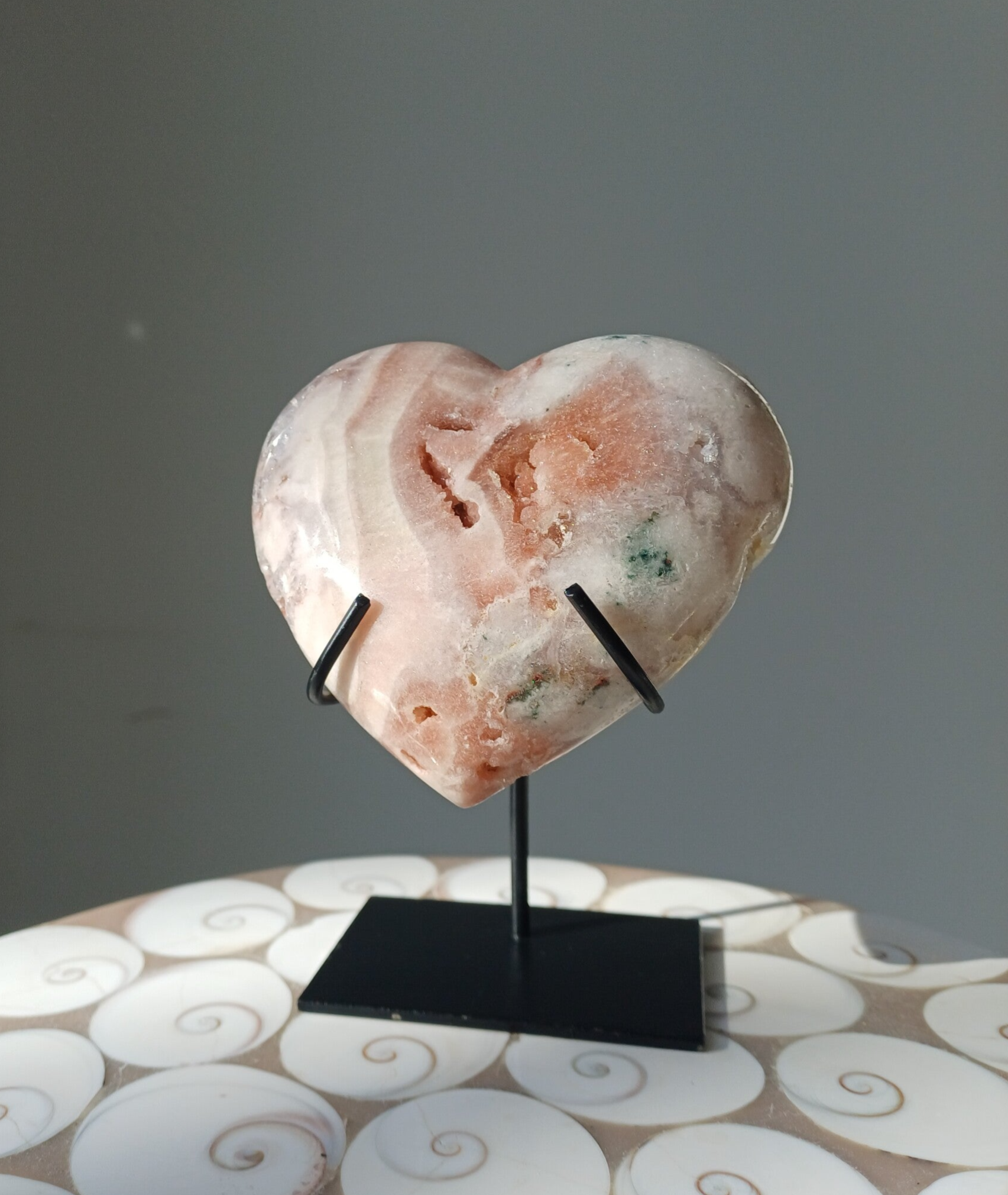 Roze amethist hart op zwarte standaard