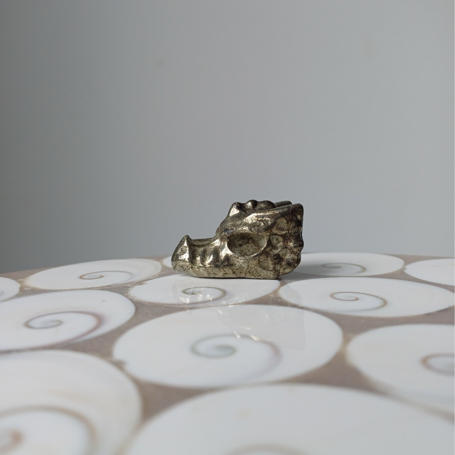 Pyriet carving (drakenschedel)