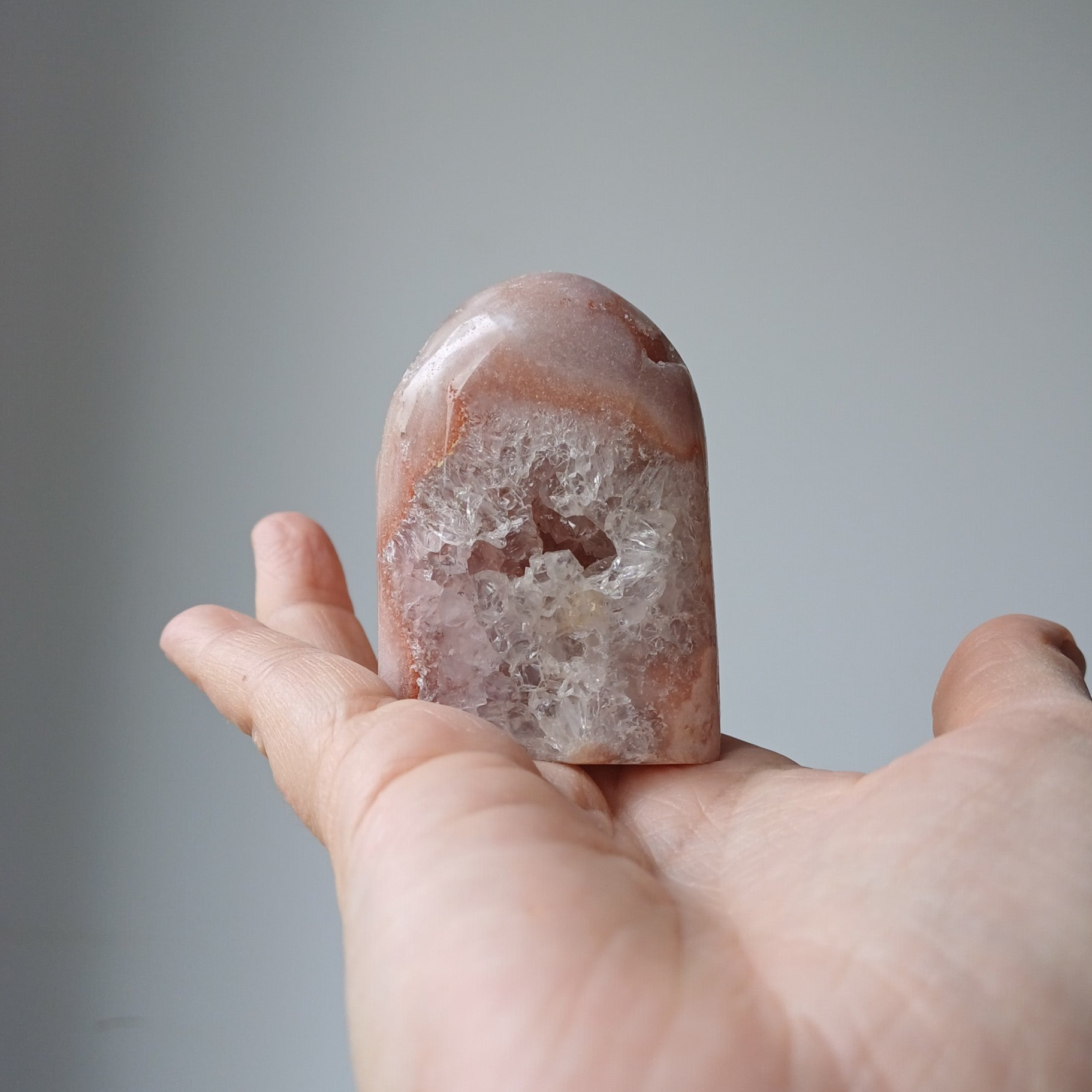 Roze amethist sculptuur met druzy's