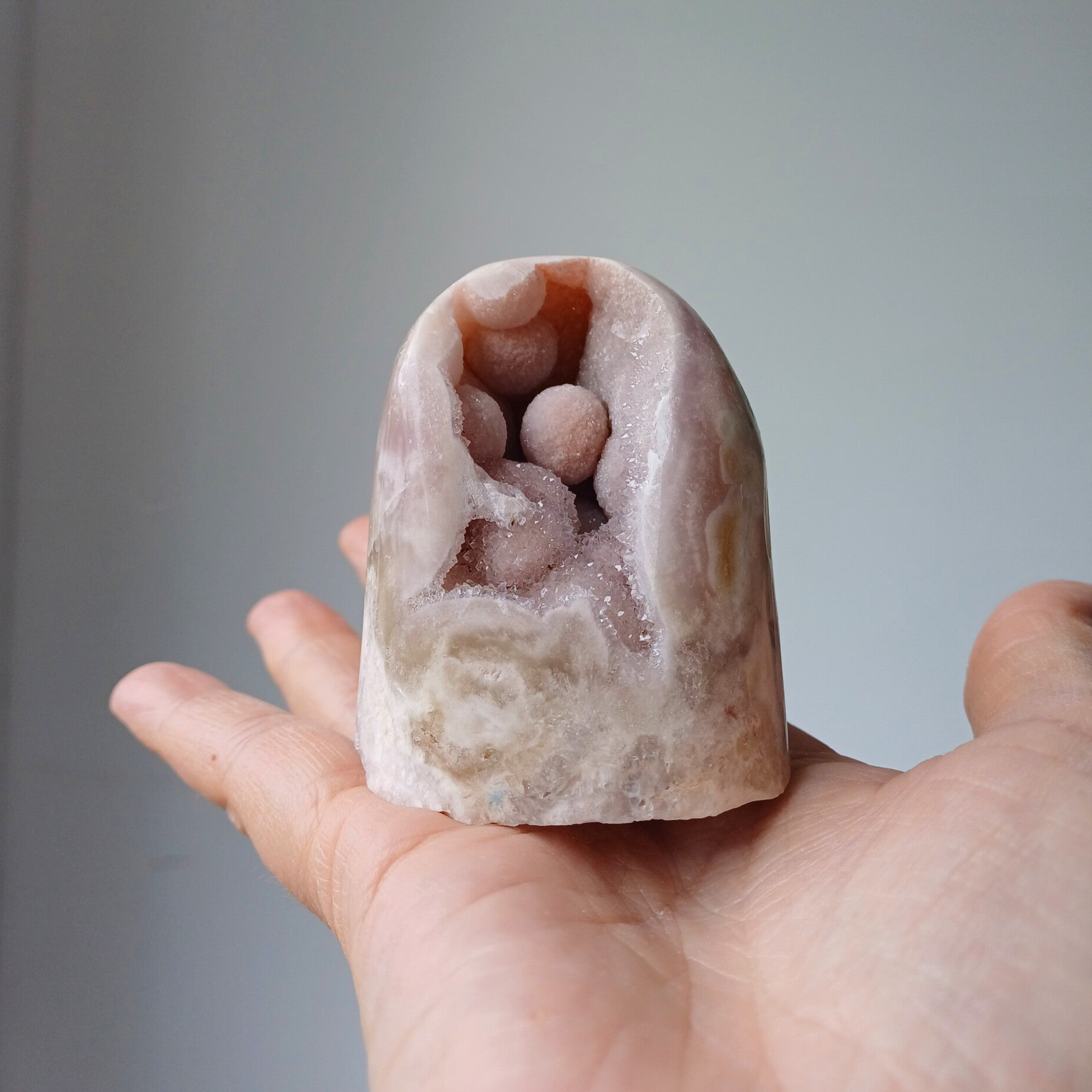 Roze amethist sculptuur met druzy's