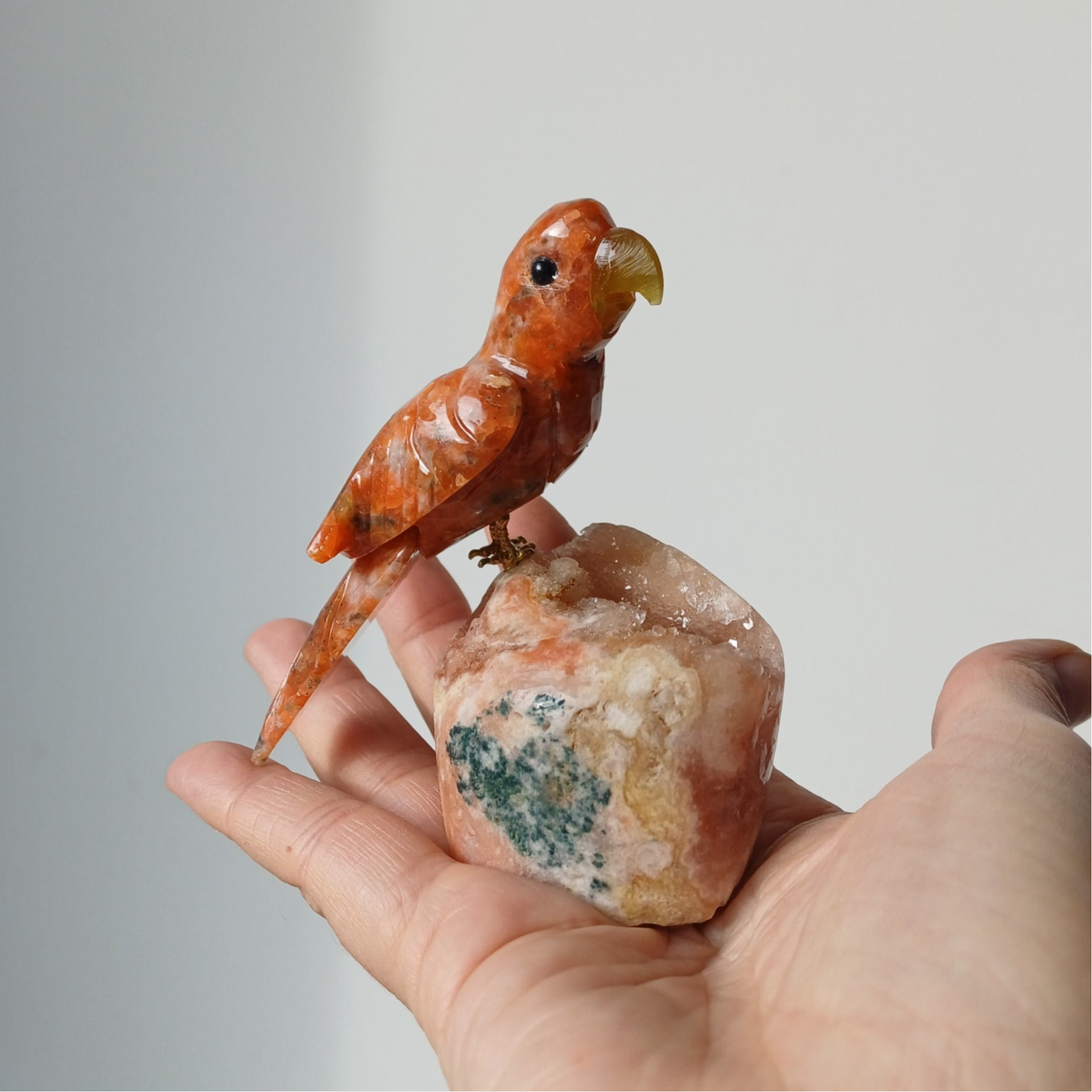 Roze amethist sculptuur met jaspis papegaai