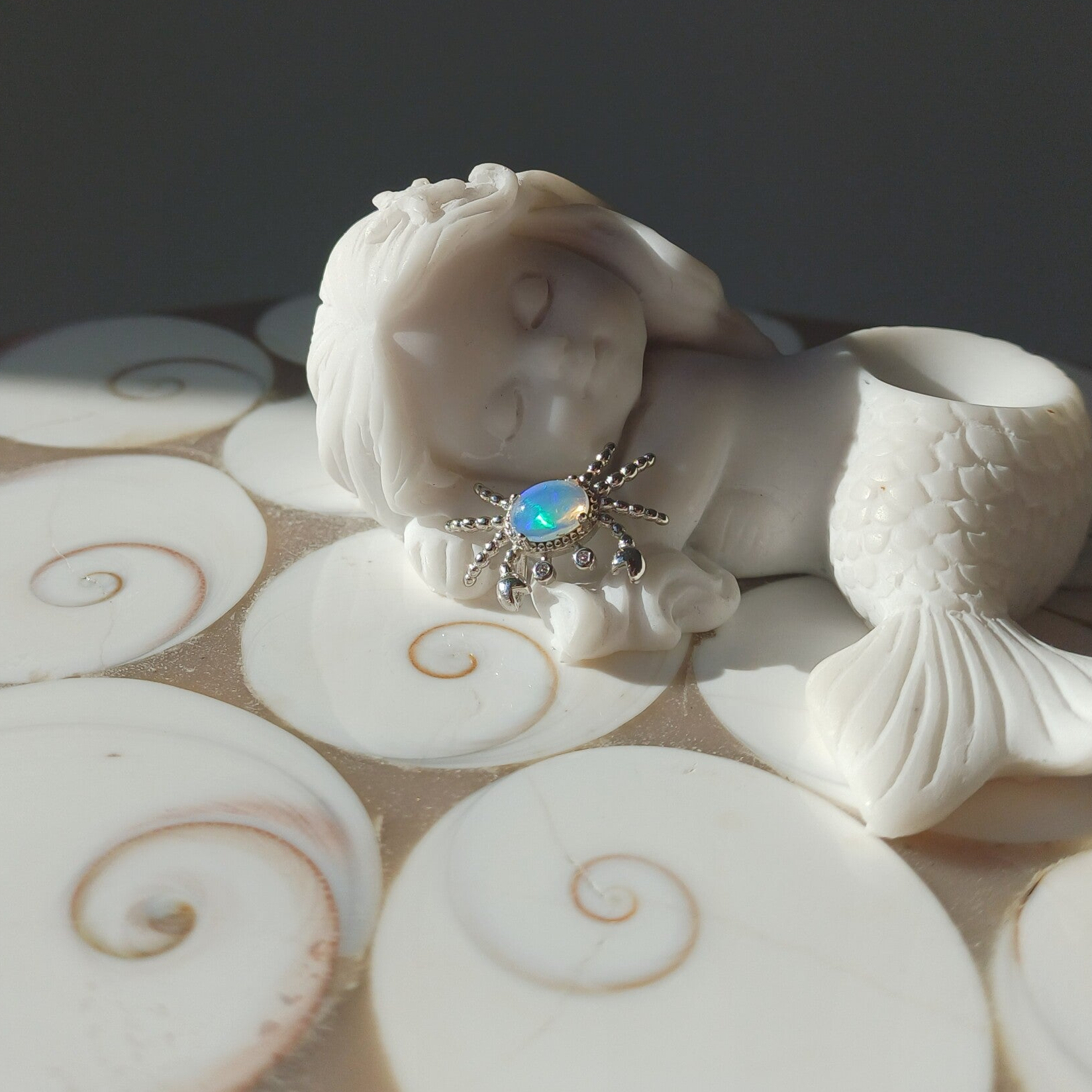 Zilveren krab hanger met opaal (s925)