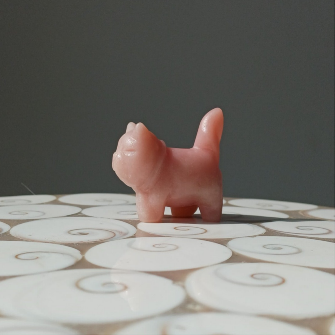 Roze opaal carving (mister cat)