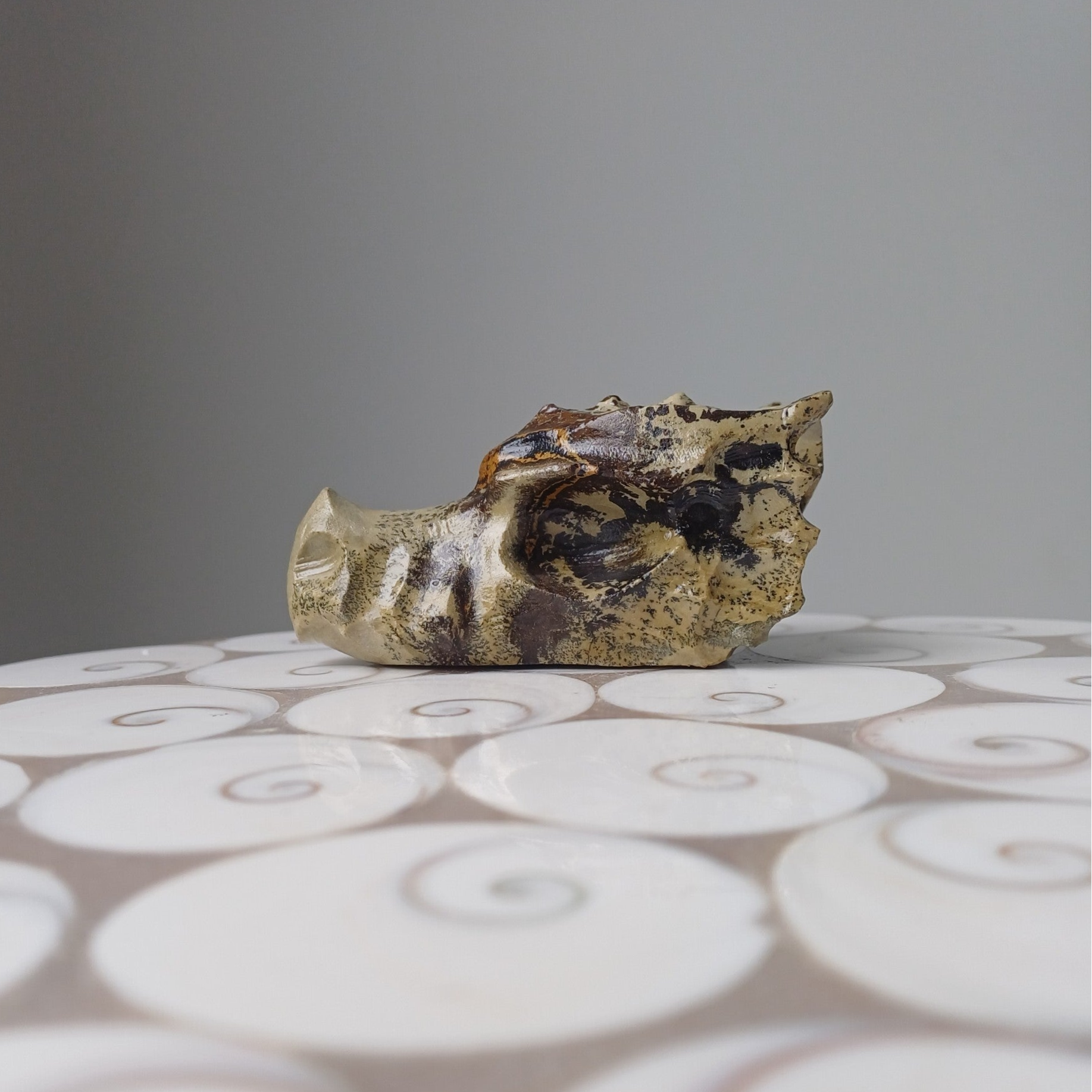 Landschapsjaspis carving (drakenschedel)