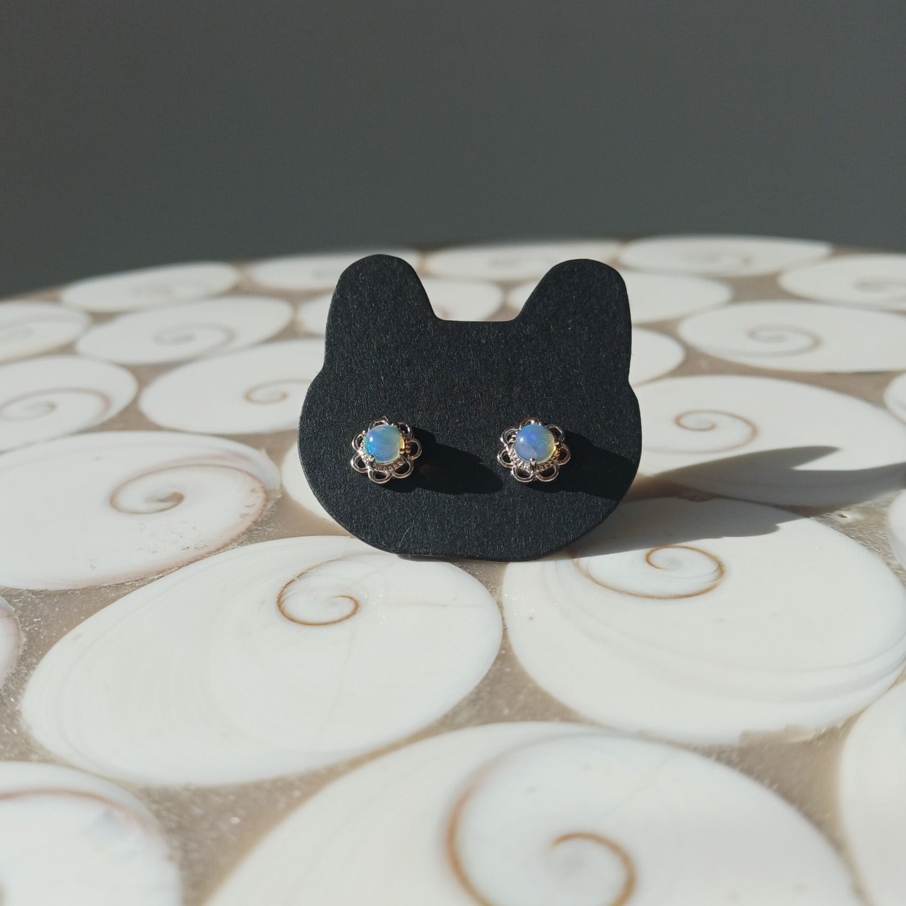 Zilveren opaal bloemvormige oorknopjes (s925)