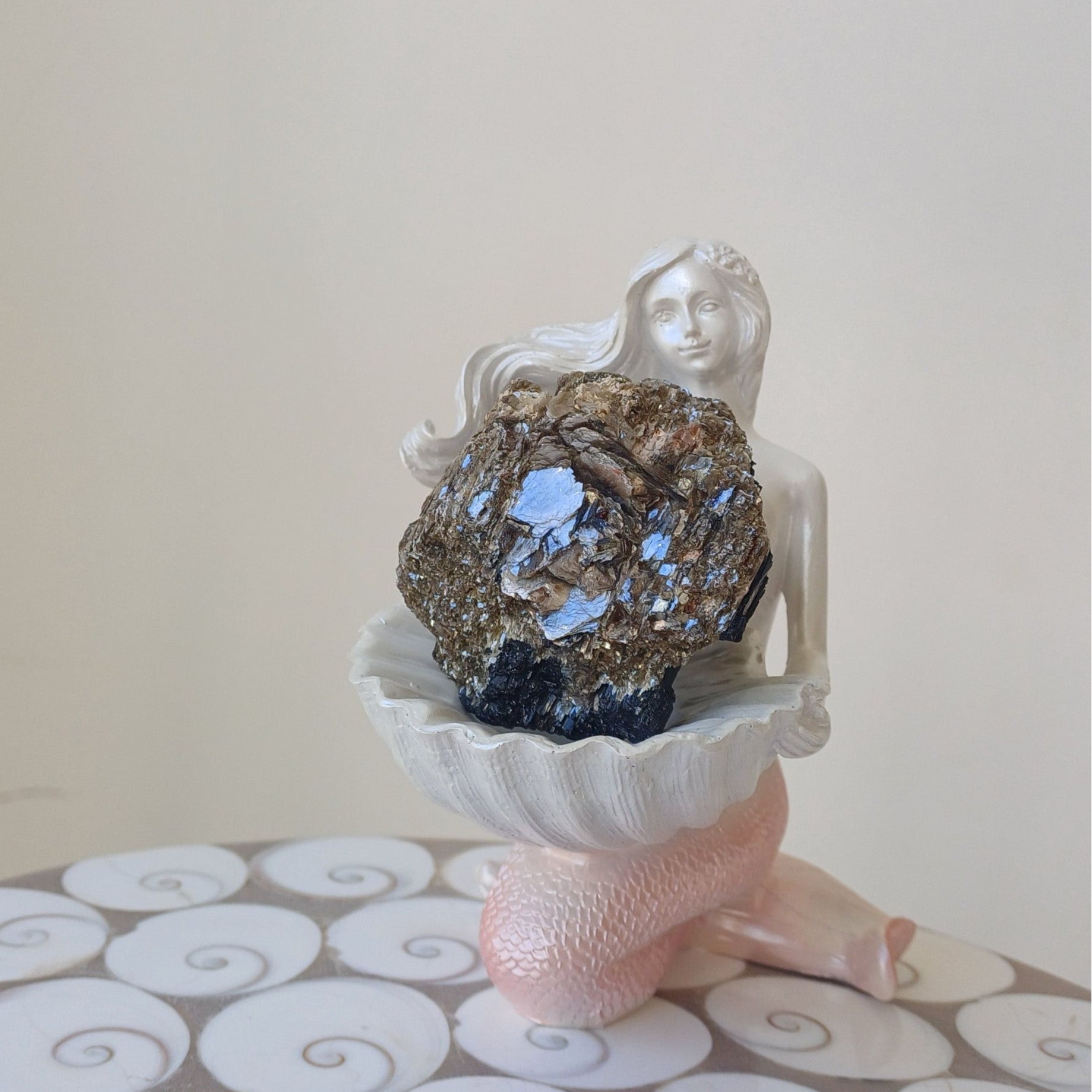 Ruwe zwarte toermalijn in gouden mica