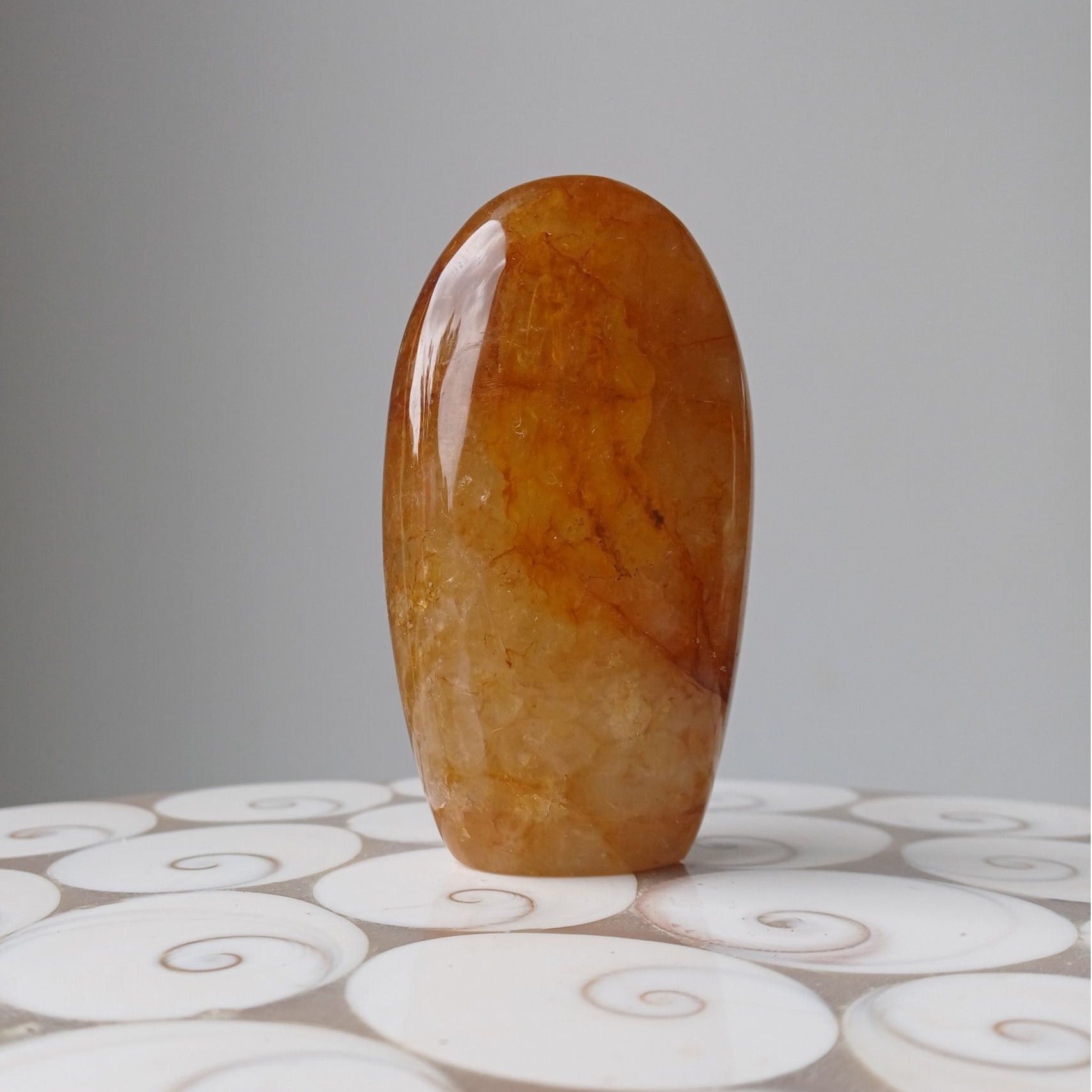 Golden healer sculptuur