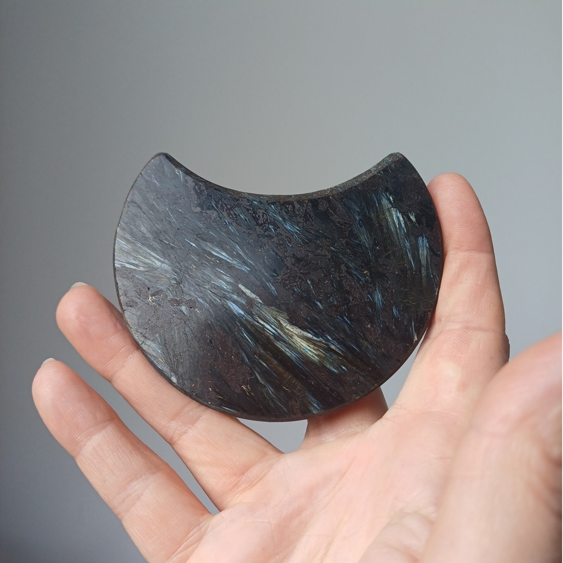 Arfvedsoniet carving (maan)