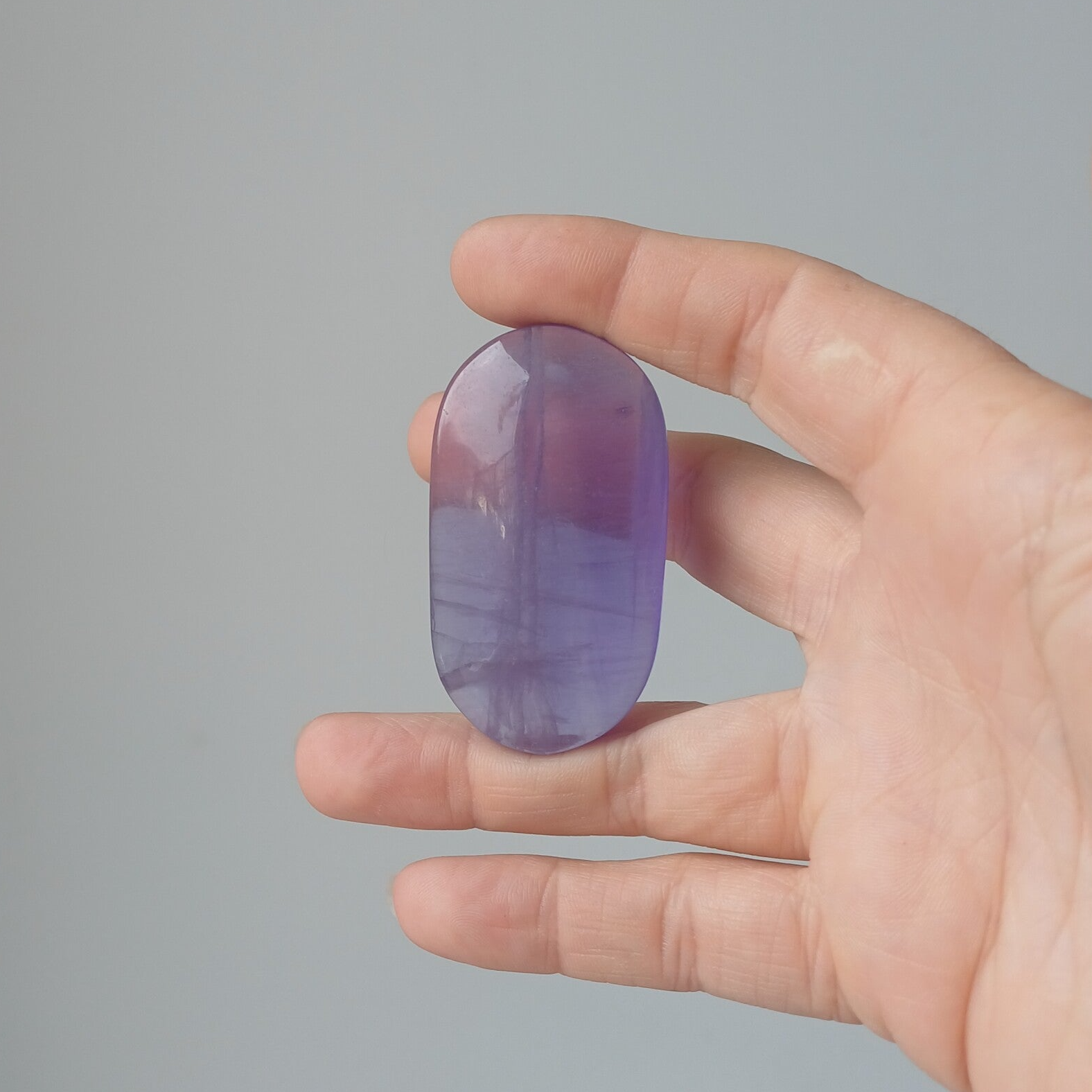 Paarse fluoriet handsteen