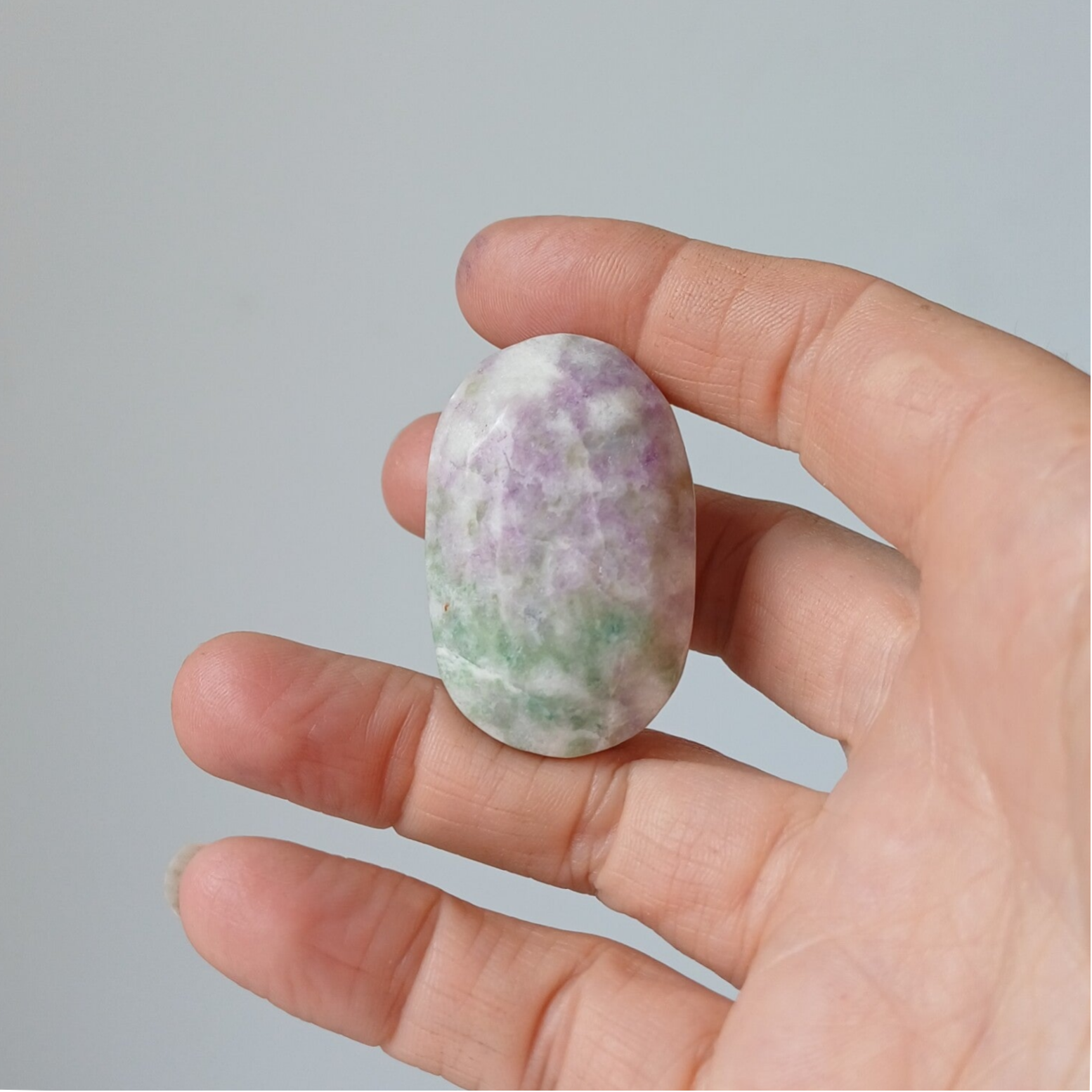 Hackmaniet handsteen met uv-reactie