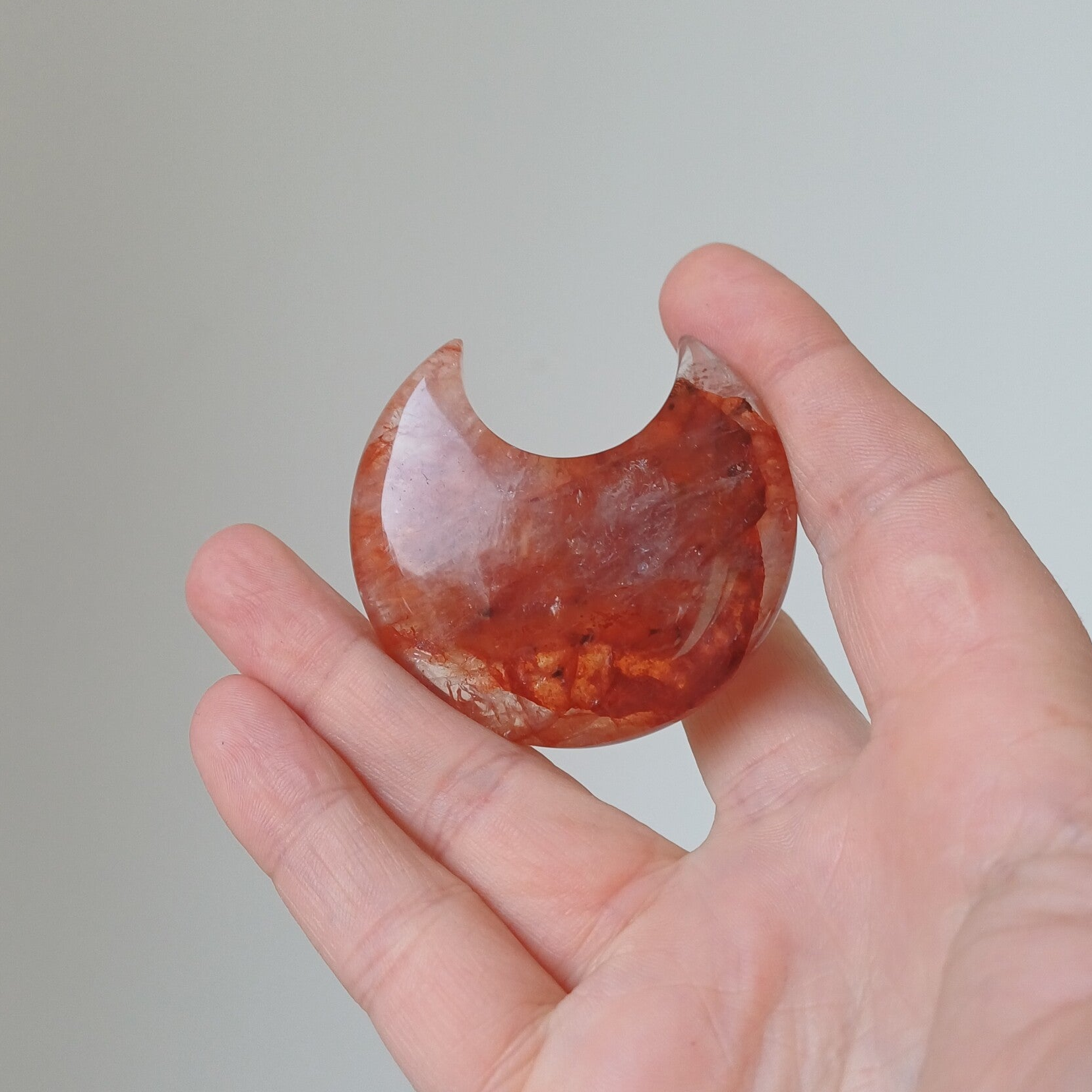 Hematoïdekwarts carving (maan)