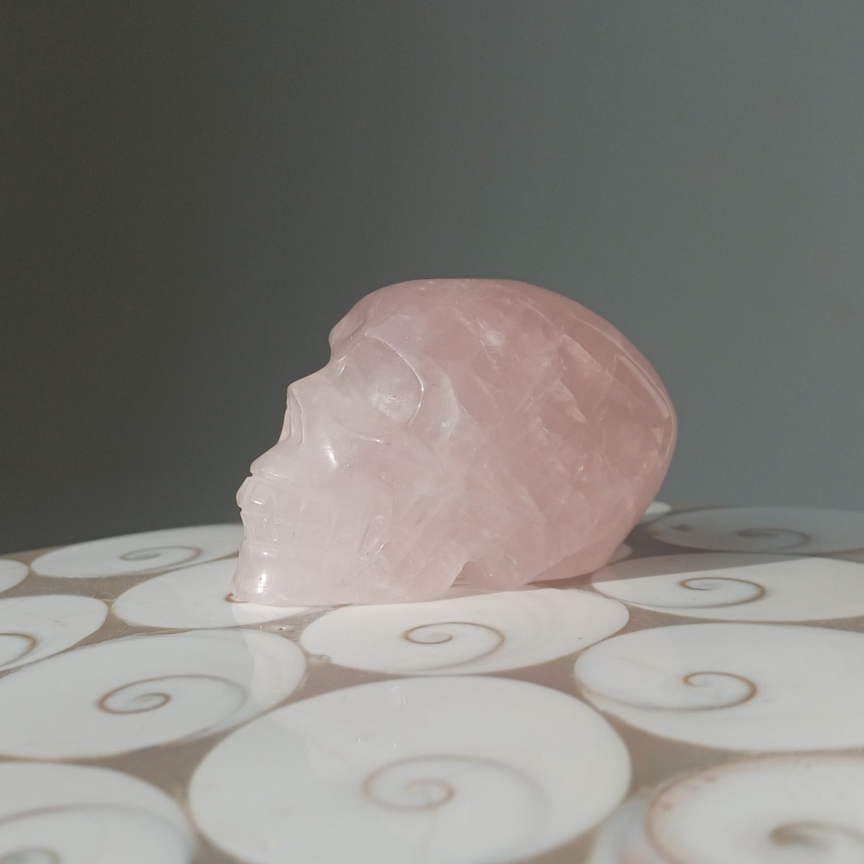 Rozenkwarts carving (skull)