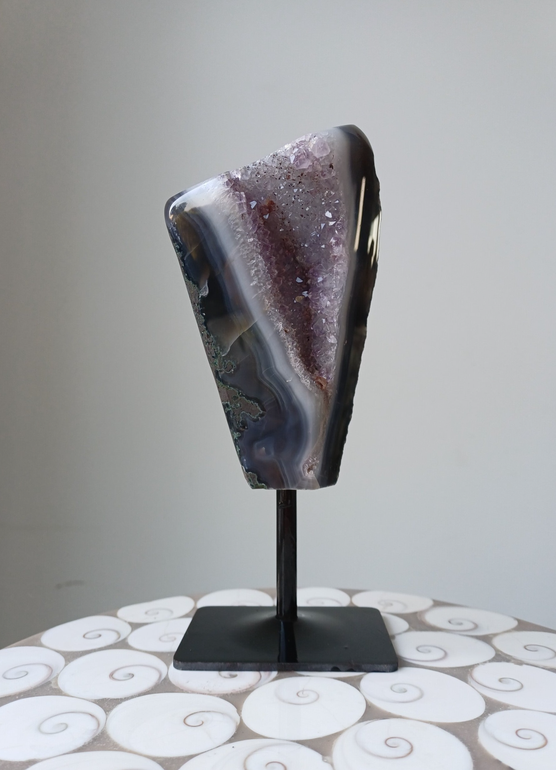 Agaat met amethist op zwarte standaard