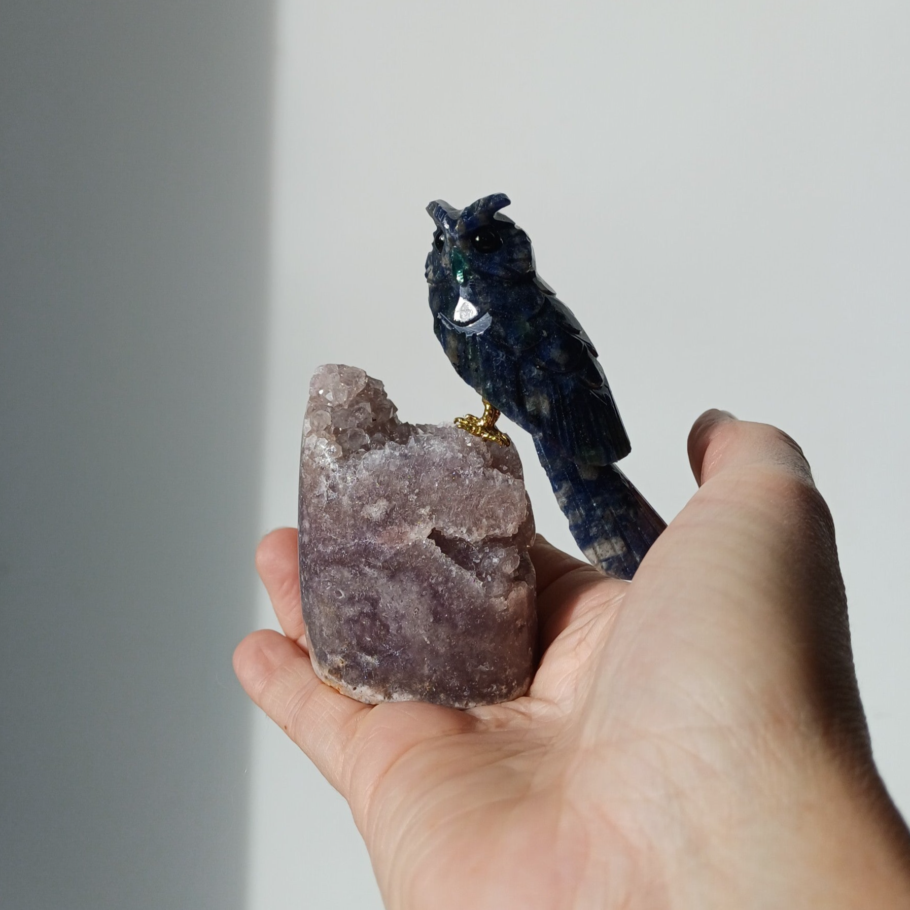 Roze amethist sculptuur met sodaliet uil