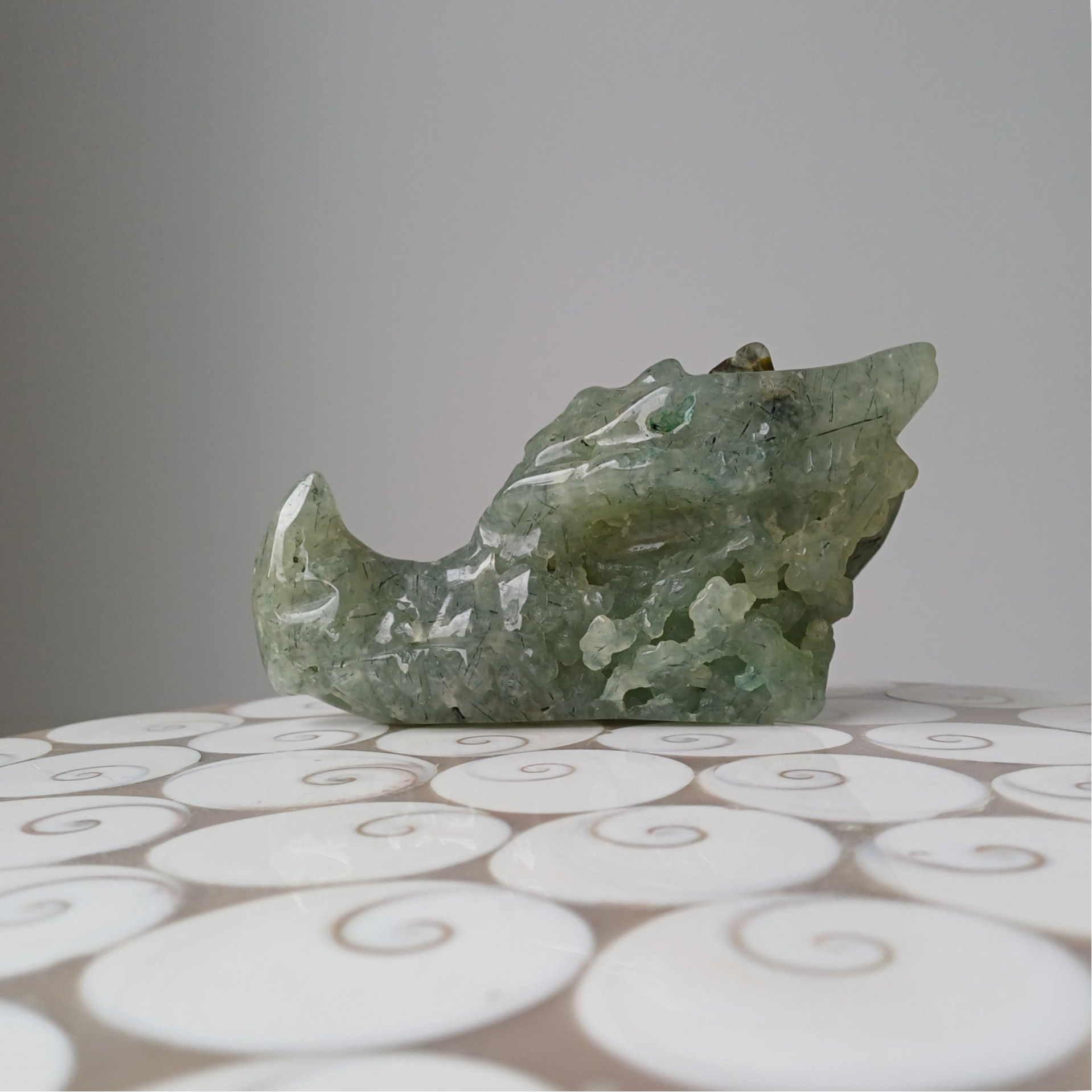 Prehniet carving (drakenschedel)