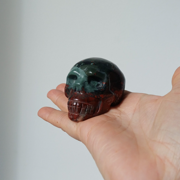 Heliotroop skull / schedel carving