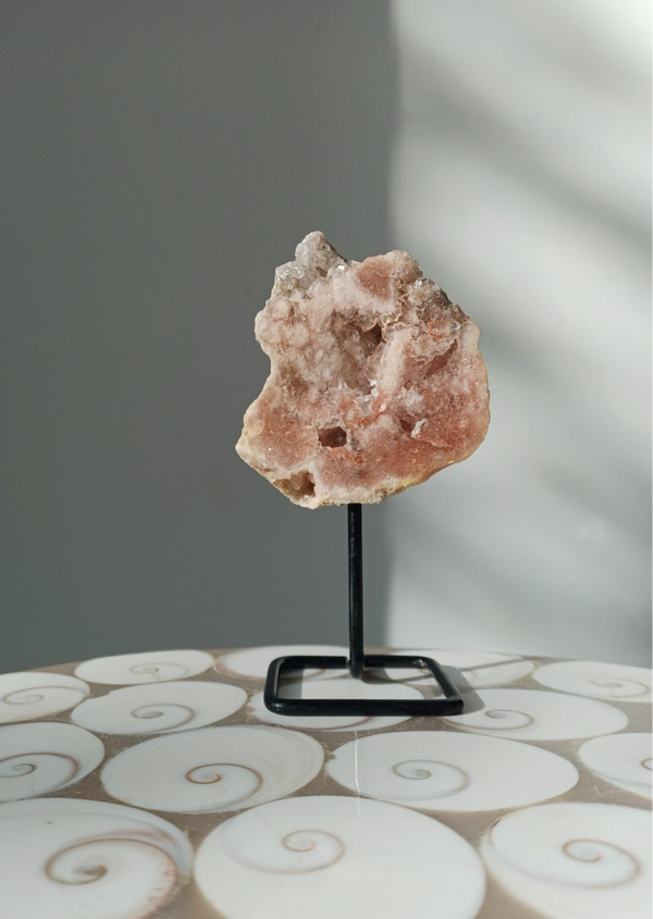 Roze amethist slab op zwarte pin