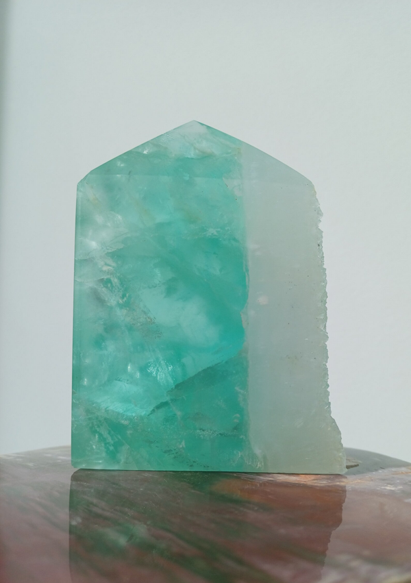 Fluoriet toren met druzy