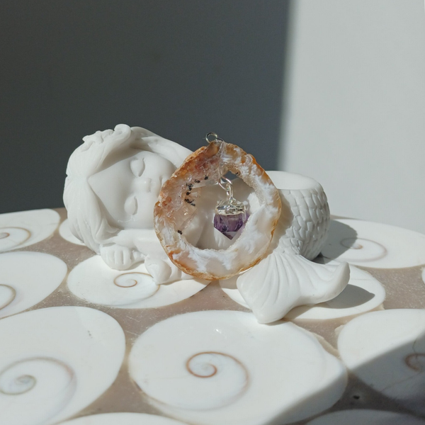 Agaat geode hanger met amethist (zilverkleurig)