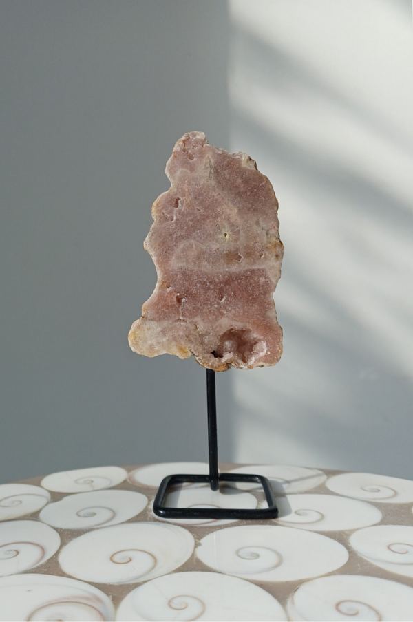 Roze amethist slab op zwarte pin