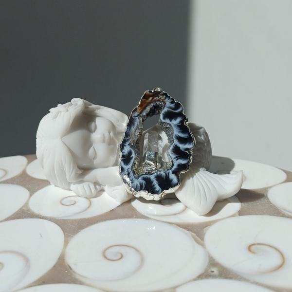 Agaat geode hanger met bergkristal (zilverkleurig)
