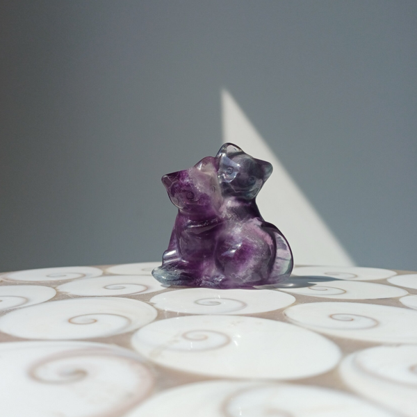 Fluoriet carving (knuffelende katten)