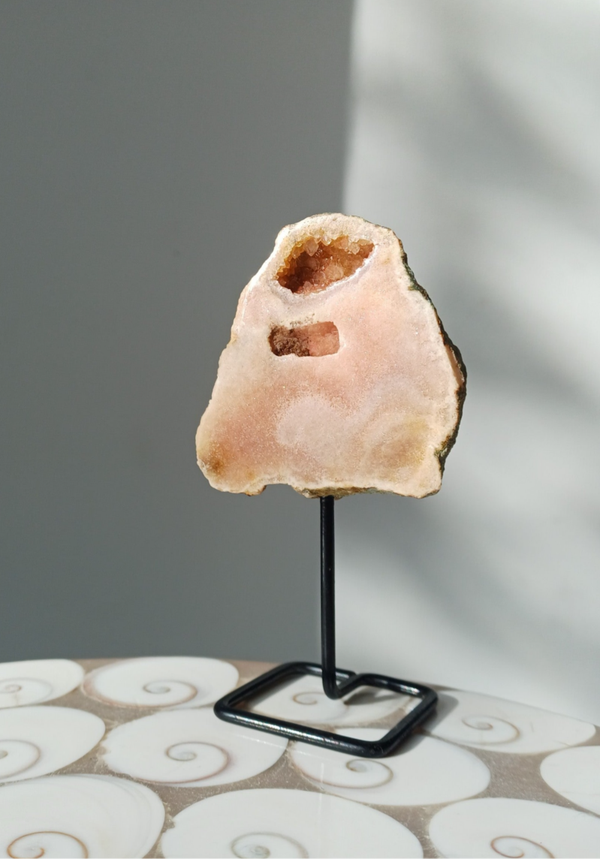 Roze amethist slab op zwarte pin